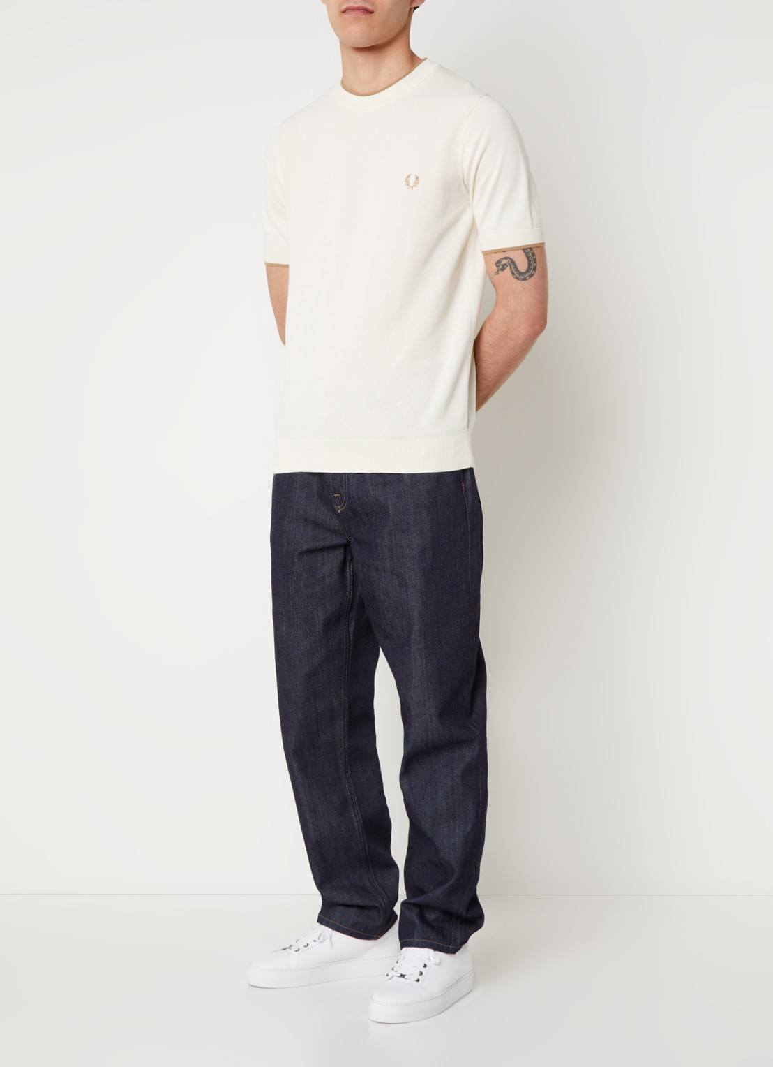 Fred Perry Regular fit polo van piqué katoen met logoborduring - voorkant 2 gebroken wit