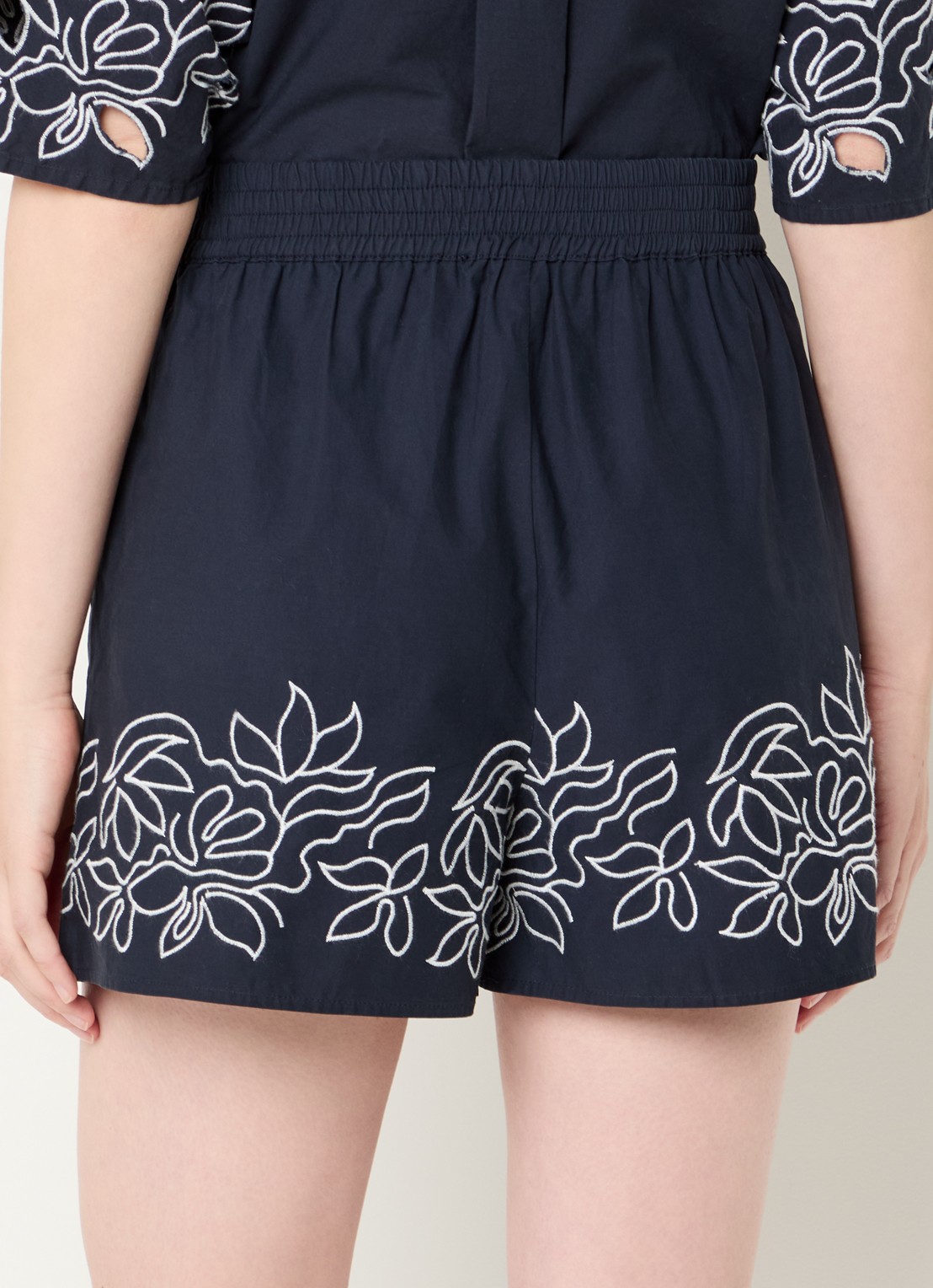 French Connection Alissa high waist straight fit korte broek met bloemborduring - achterkant 4 donkerblauw
