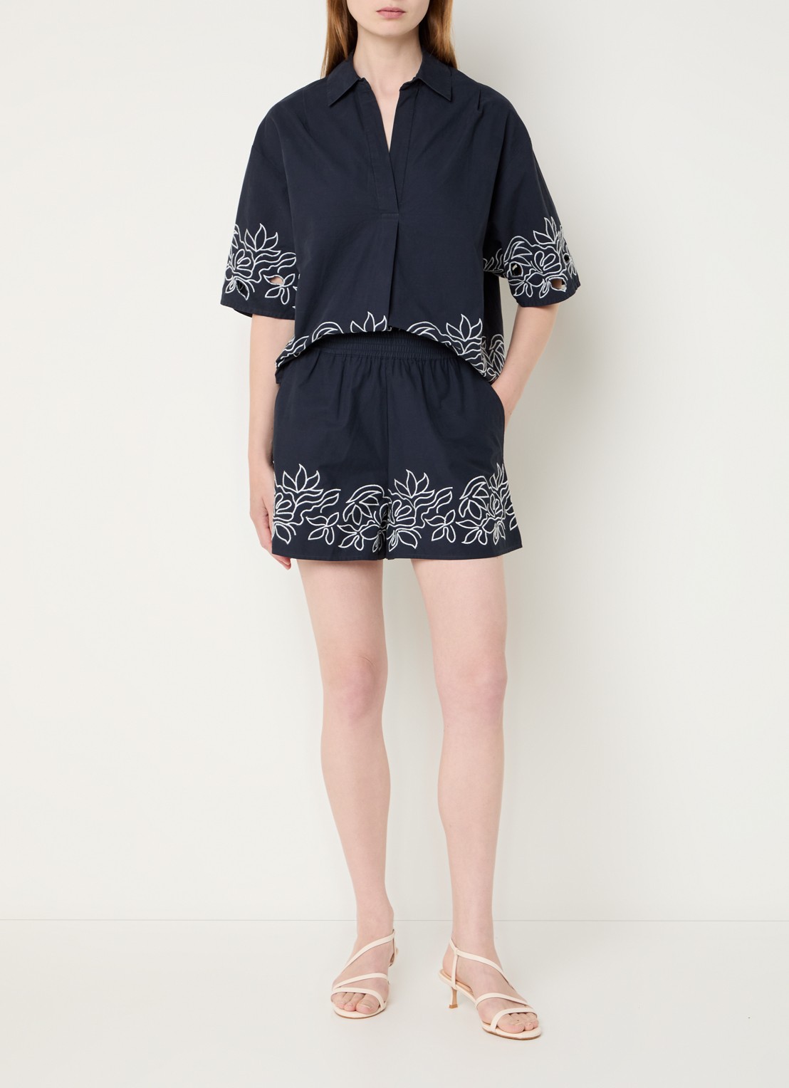 French Connection Alissa high waist straight fit korte broek met bloemborduring - voorkant 2 donkerblauw