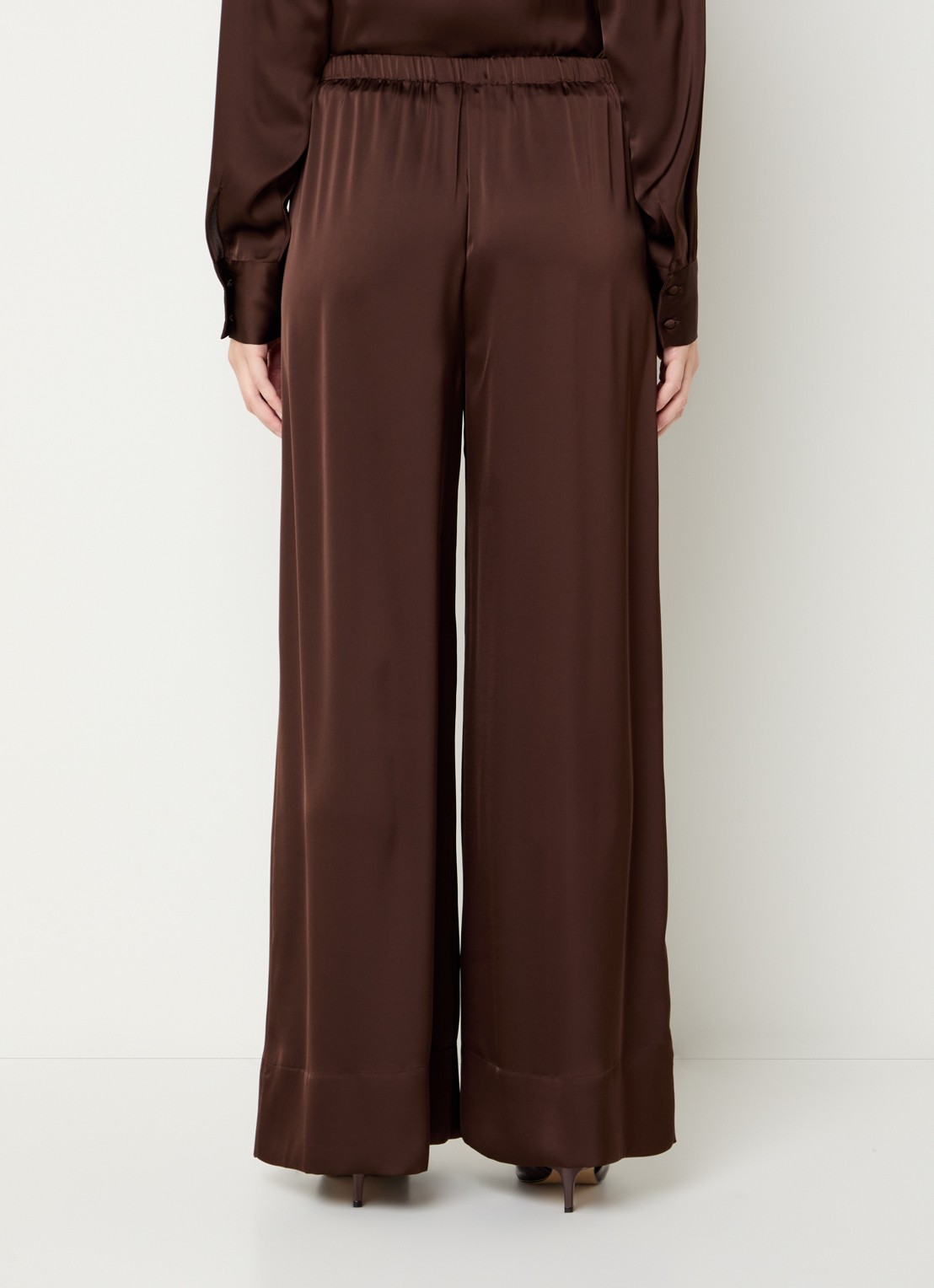 French Connection Bernadetta high waist wide fit pantalon van satijn met steekzakken - achterkant donkerbruin