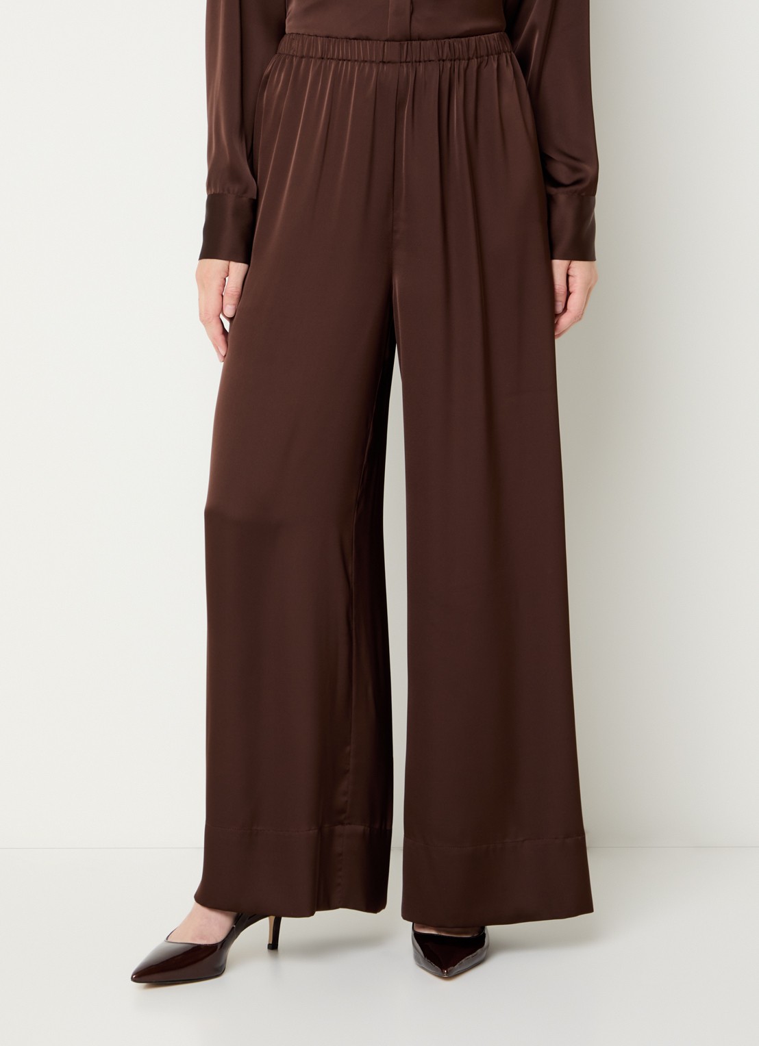 French Connection Bernadetta high waist wide fit pantalon van satijn met steekzakken - detail 2 donkerbruin