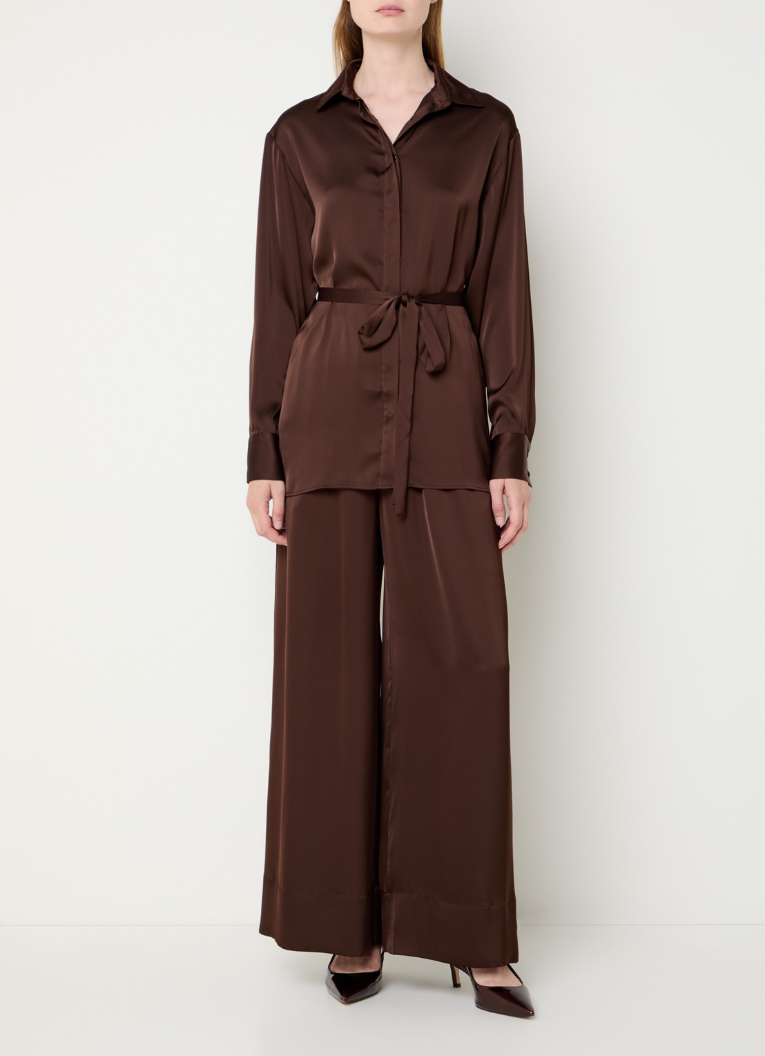 French Connection Bernadetta high waist wide fit pantalon van satijn met steekzakken - voorkant 4 donkerbruin