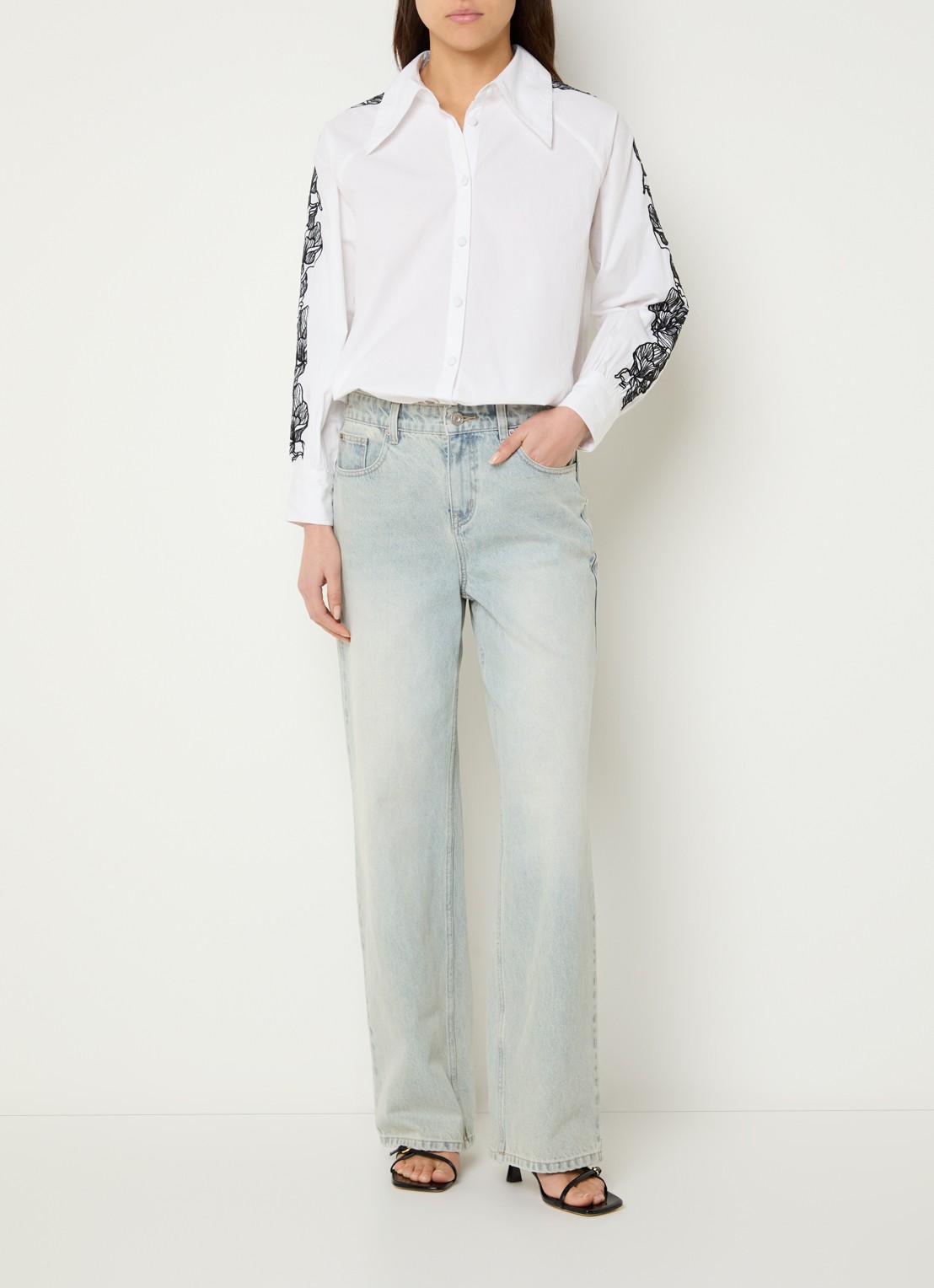 French Connection Cambria blouse met bloemborduring - voorkant 2 wit