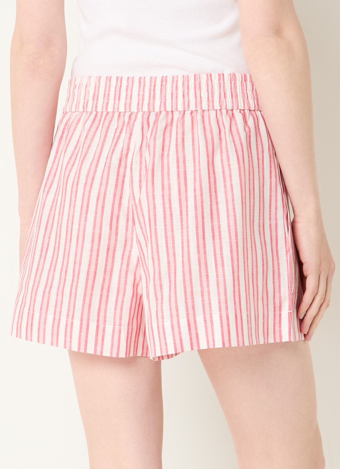 French Connection Cheryl mid waist straight fit korte broek met streepprint - achterkant 3 koraalroze