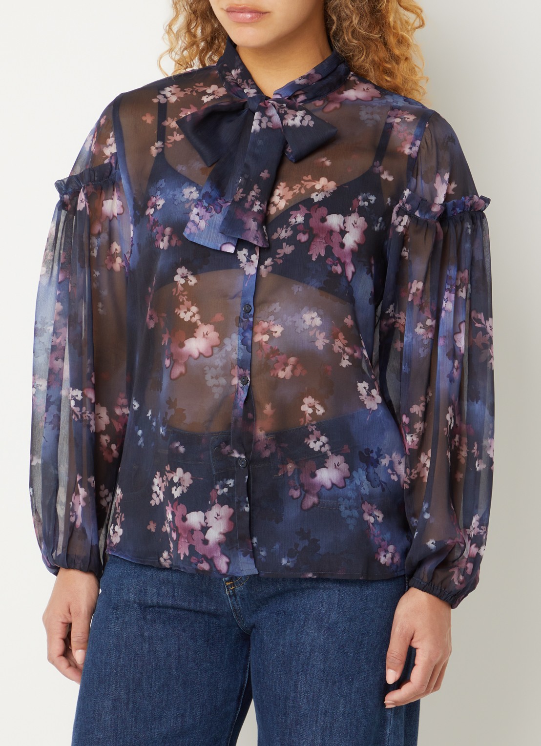 French Connection Clara semi-transparante blouse met sjaalkraag - detail 4 donkerblauw