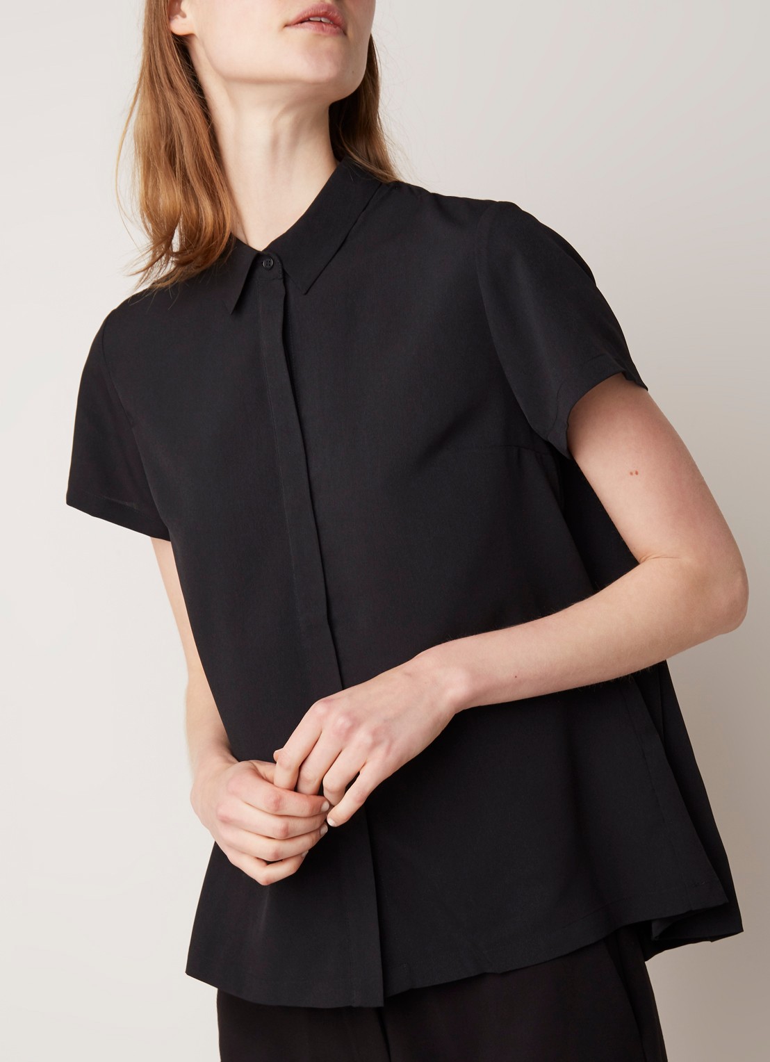 French Connection Classic blouse van crêpe met plissé - detail 2 zwart