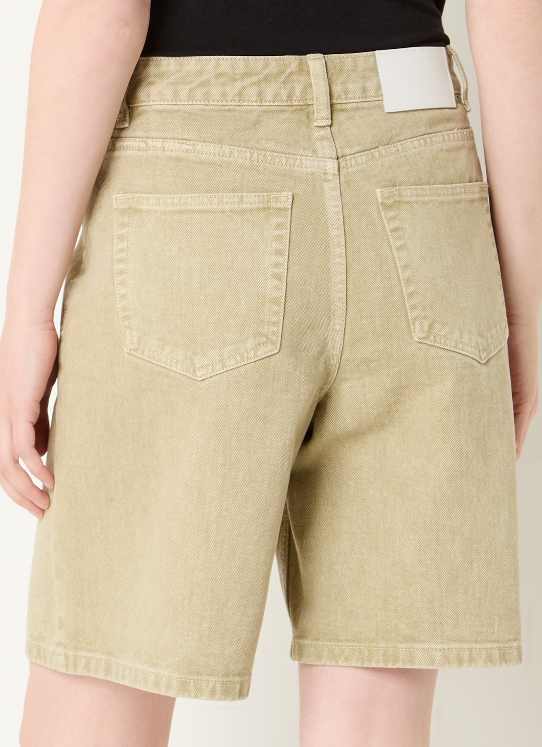 French Connection Dallas high waist straight leg korte broek met gekleurde wassing - achterkant 4 lichtgroen