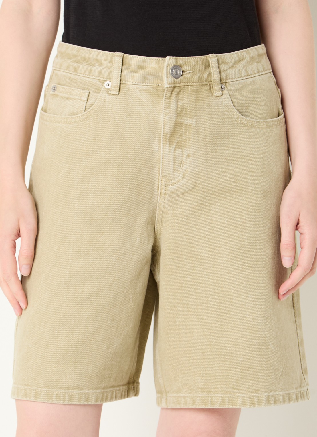 French Connection Dallas high waist straight leg korte broek met gekleurde wassing - detail 3 lichtgroen