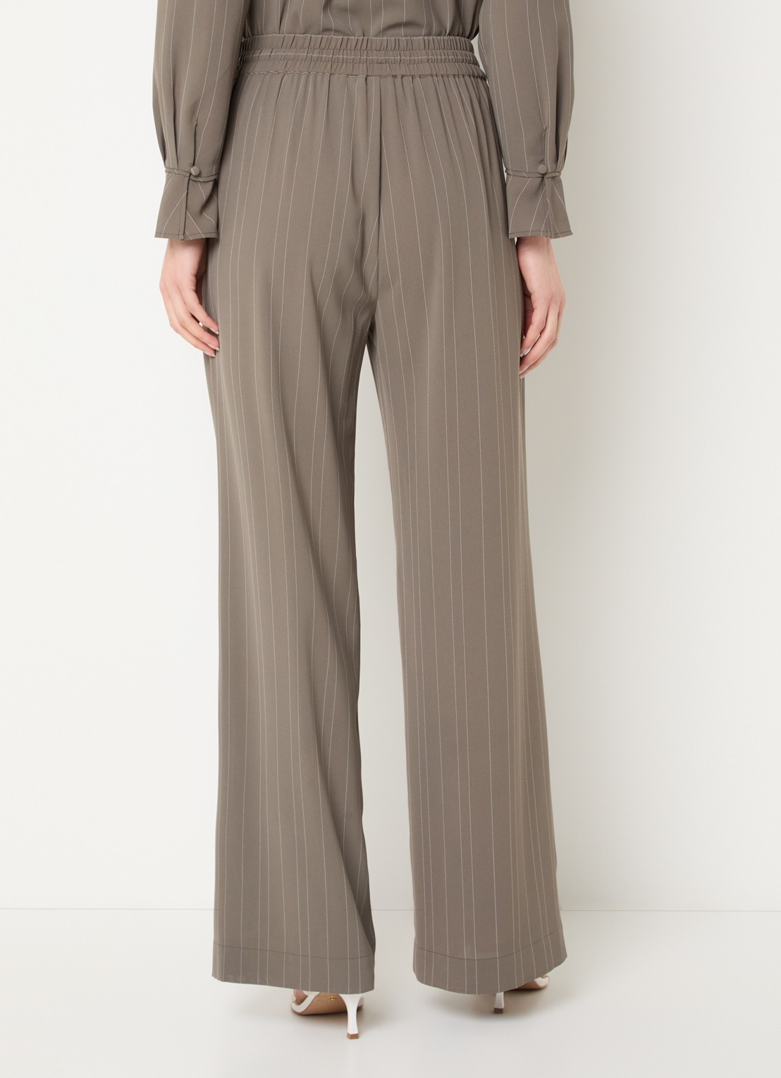 French Connection Erma high waist wide fit broek met krijtstreep en elastische band - achterkant 4 khaki