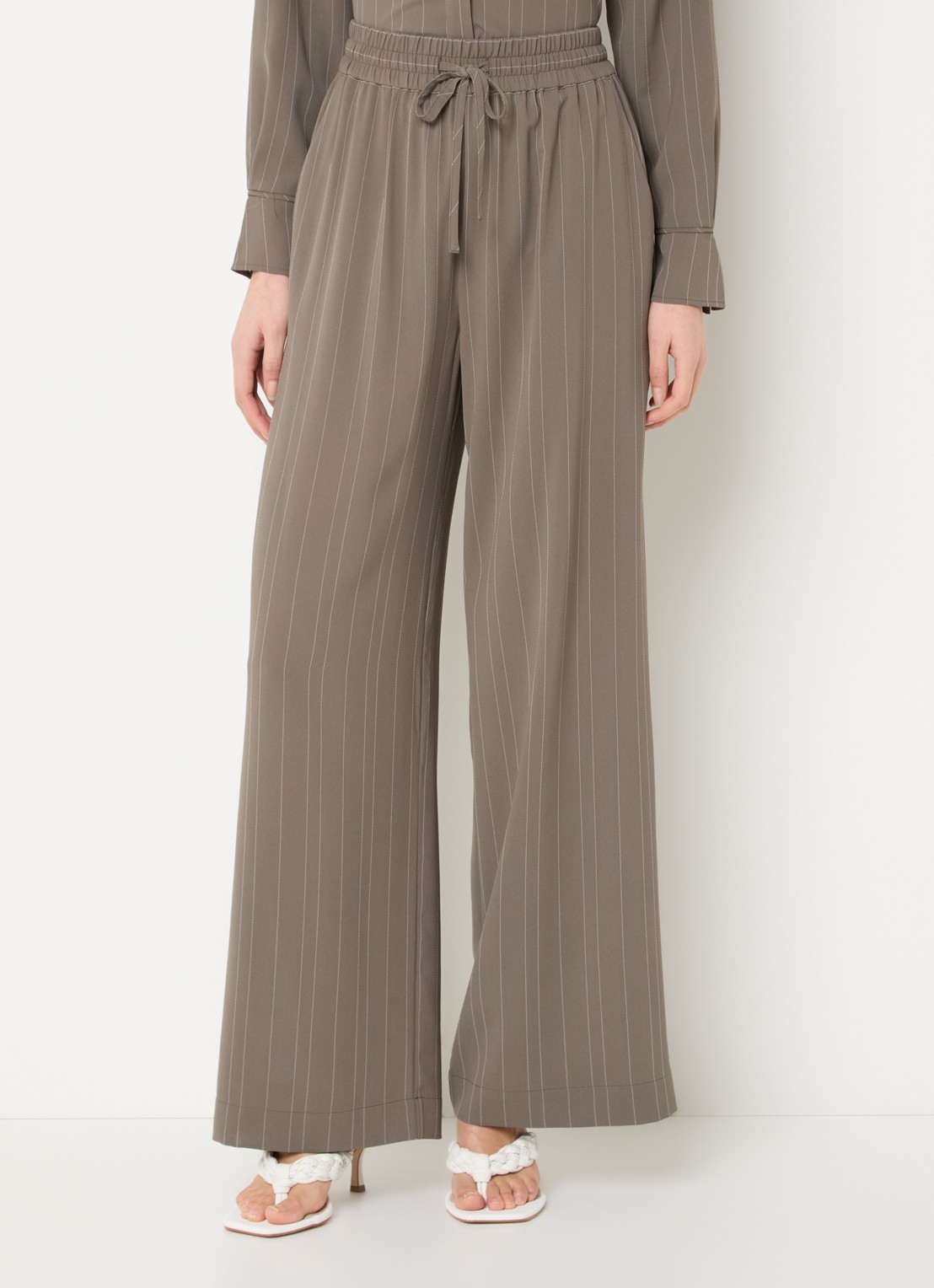 French Connection Erma high waist wide fit broek met krijtstreep en elastische band - detail 3 khaki