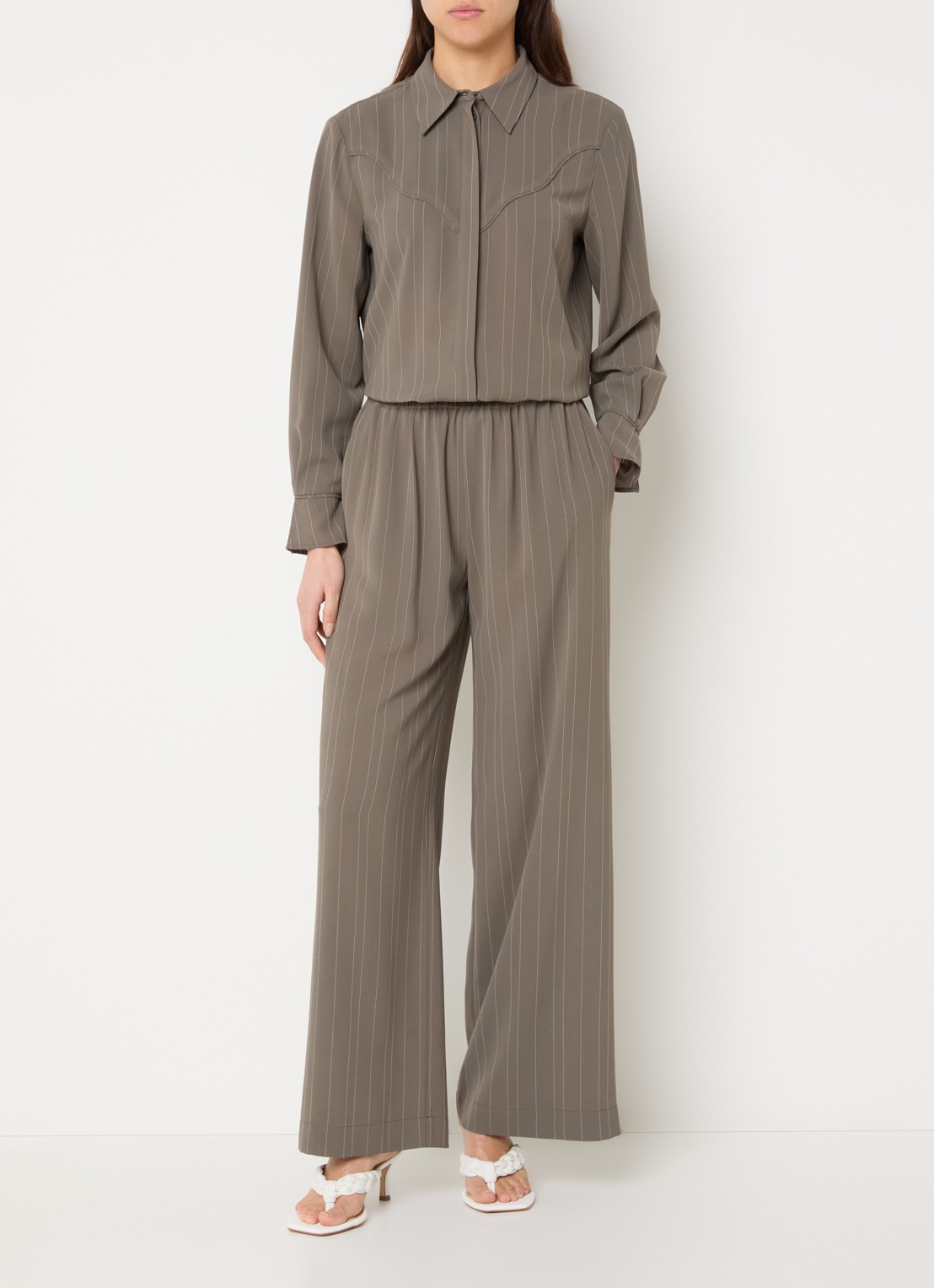 French Connection Erma high waist wide fit broek met krijtstreep en elastische band - voorkant 2 khaki