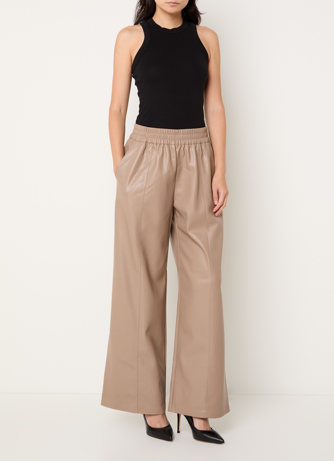 French Connection High waist wide fit broek van imitatieleer - voorkant 4 donkerbeige