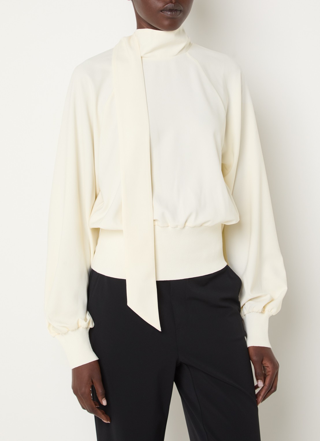 French Connection Krista trui met sjaalkraag - detail 3 creme