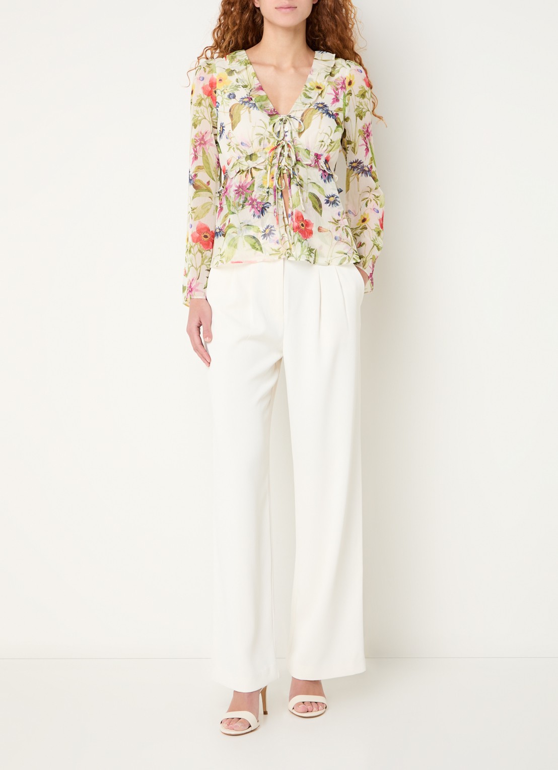French Connection Monica Hallie blouse met bloemenprint en strikdetail - voorkant 2 groen