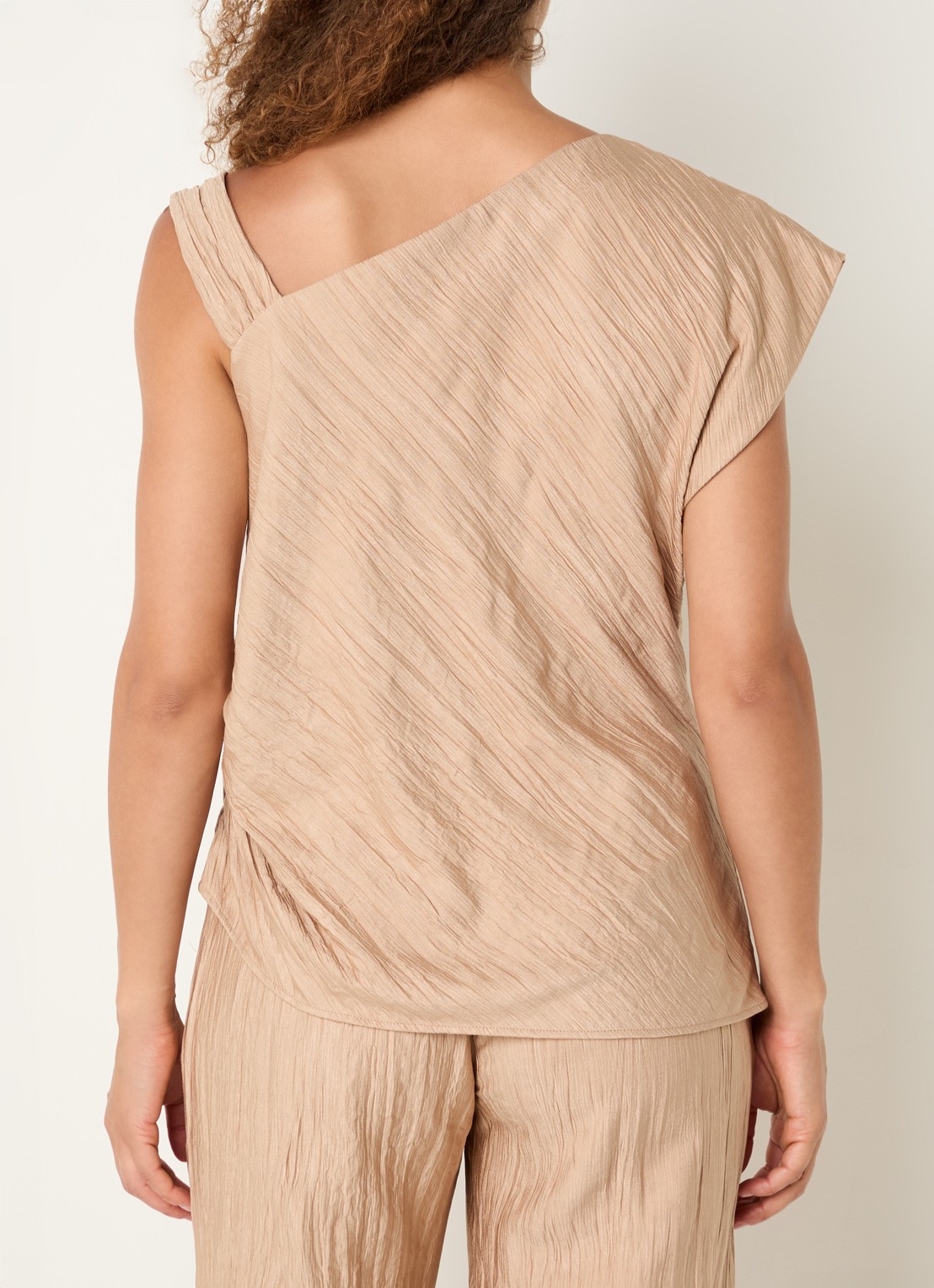French Connection Novie top met asymmetrische hals - achterkant 4 donkerbeige