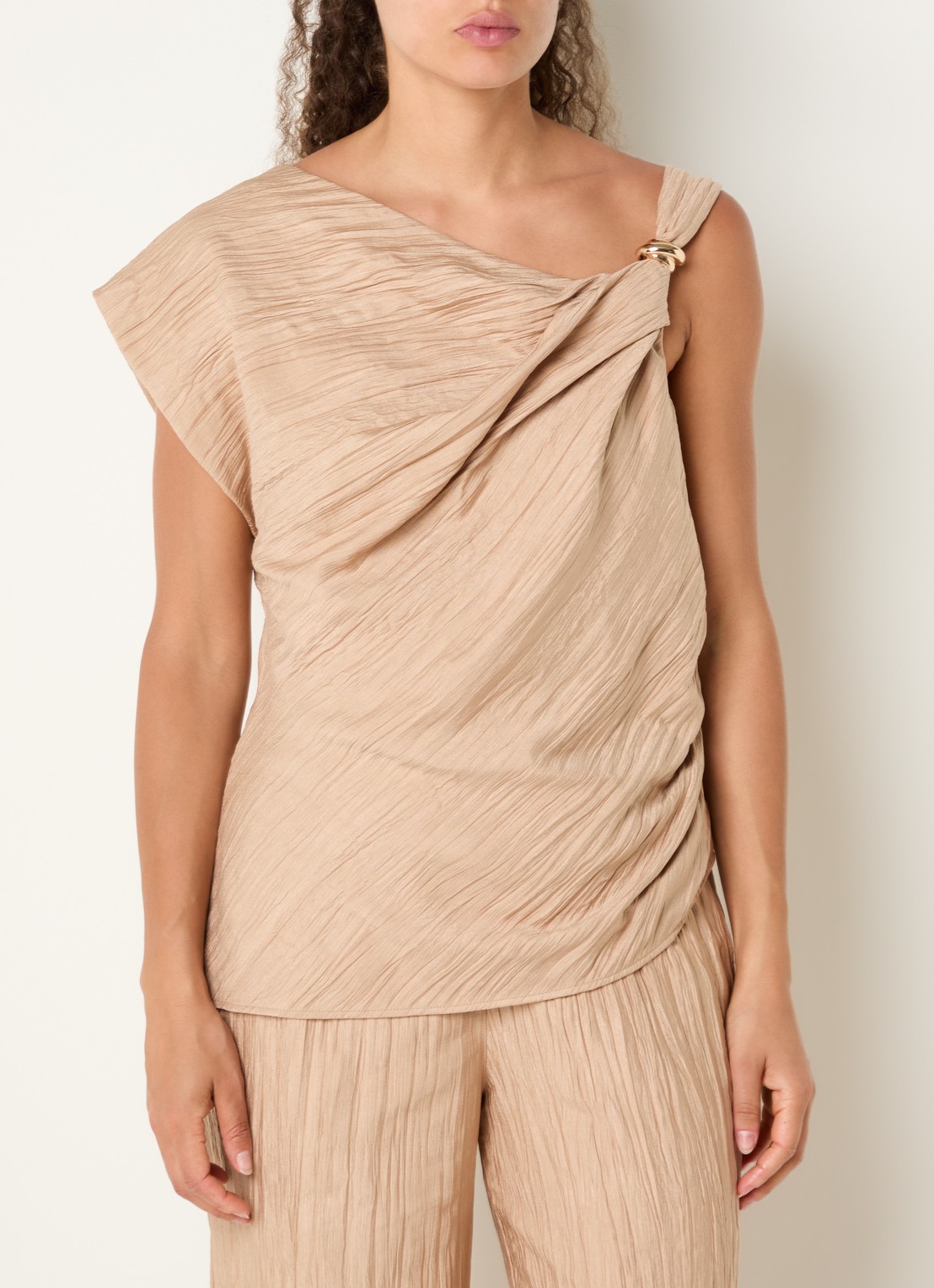 French Connection Novie top met asymmetrische hals - detail 3 donkerbeige