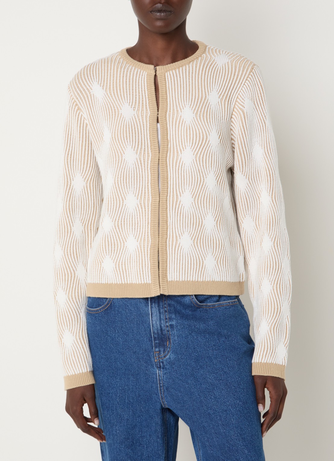 French Connection Pheby grofgebreid vest met ingebreid patroon - detail 4 beige