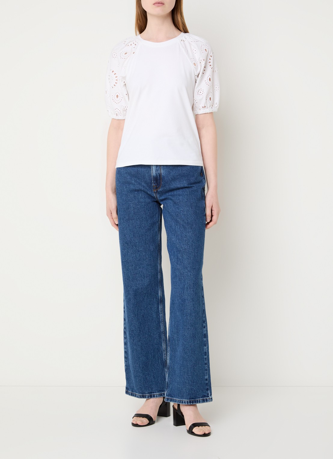 French Connection Rosana top met pofmouw en broderie - voorkant 2 wit