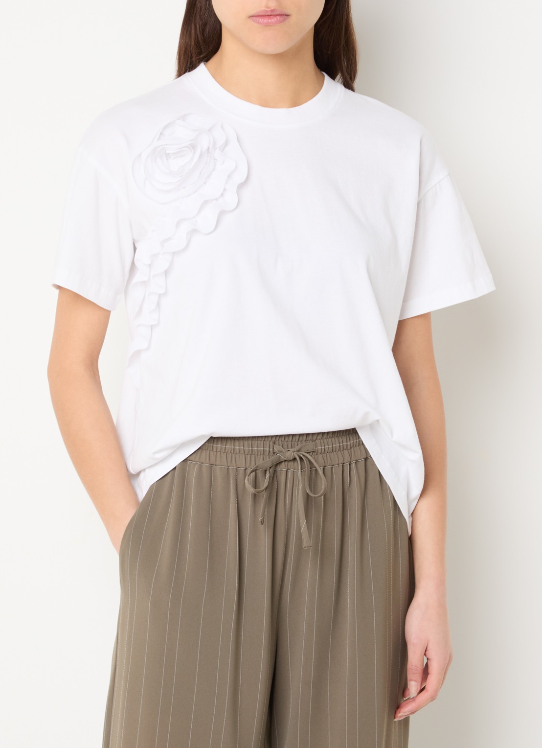 French Connection Rosette Ruffle T-shirt met applicatie - detail wit