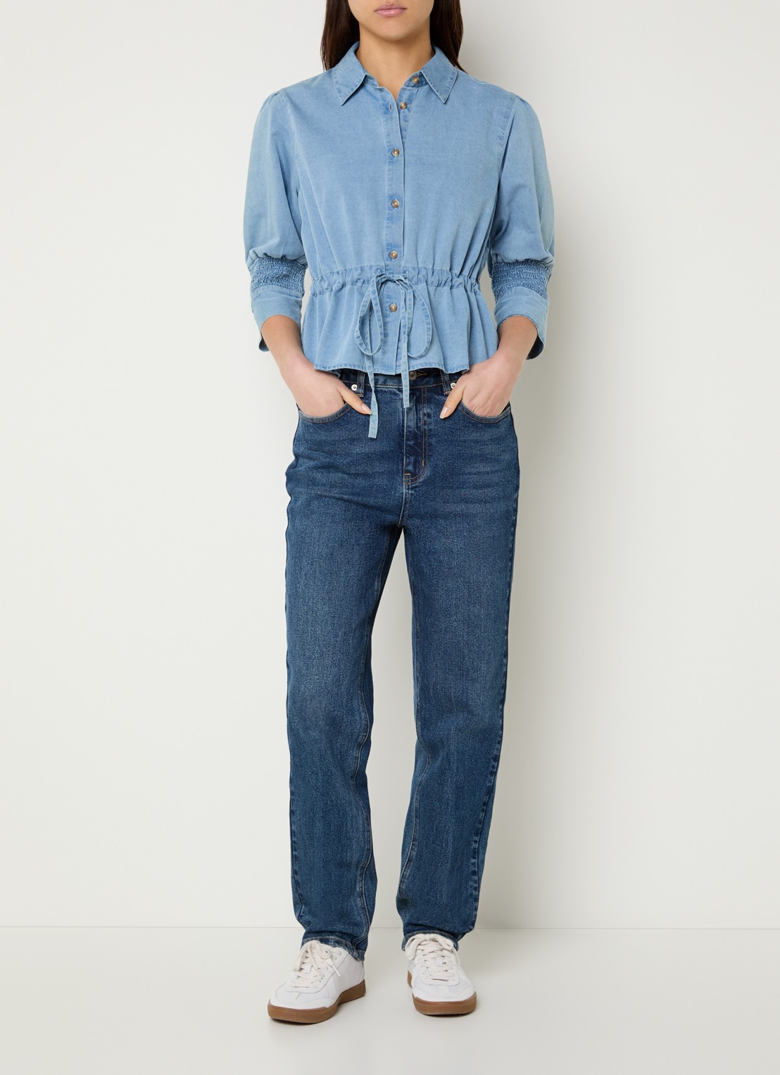French Connection Zaves blouse van chambray met strikceintuur - voorkant 2 lichtblauw