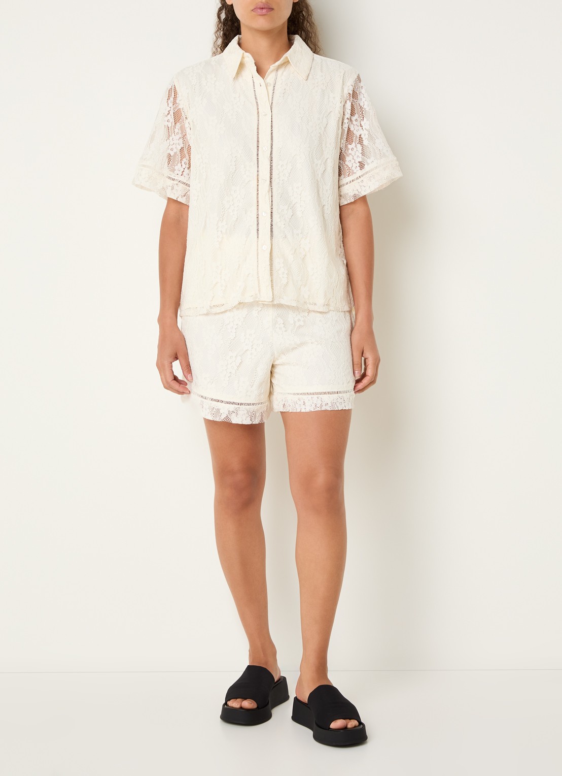 French Connection Zoe high waist straight fit korte broek van kant - voorkant 2 creme