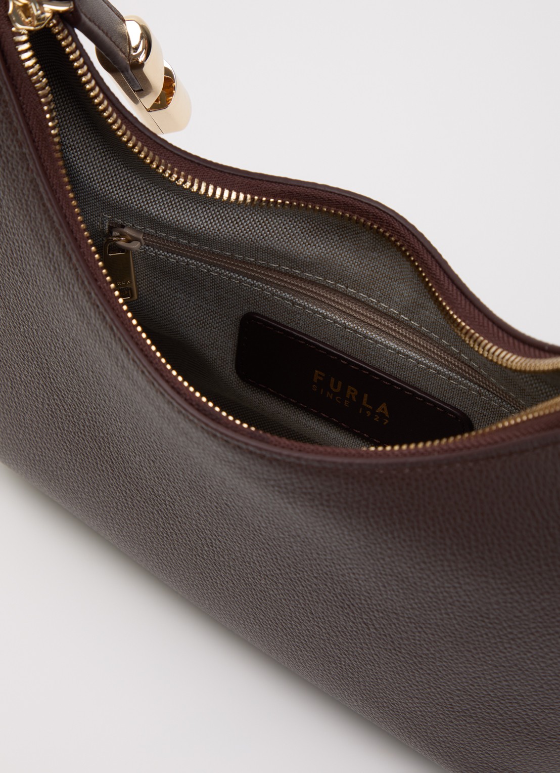 FURLA Goccia S schoudertas van leer  - detail chocoladebruin