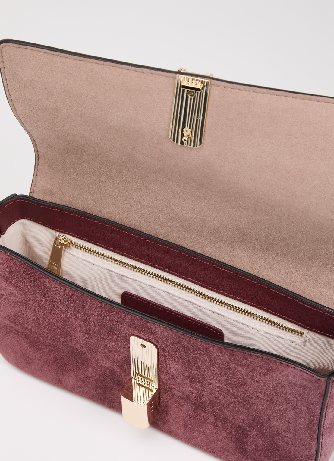 FURLA Iride S crossbodytas van suède met studs en afneembare schouderriem - detail cranberryrood