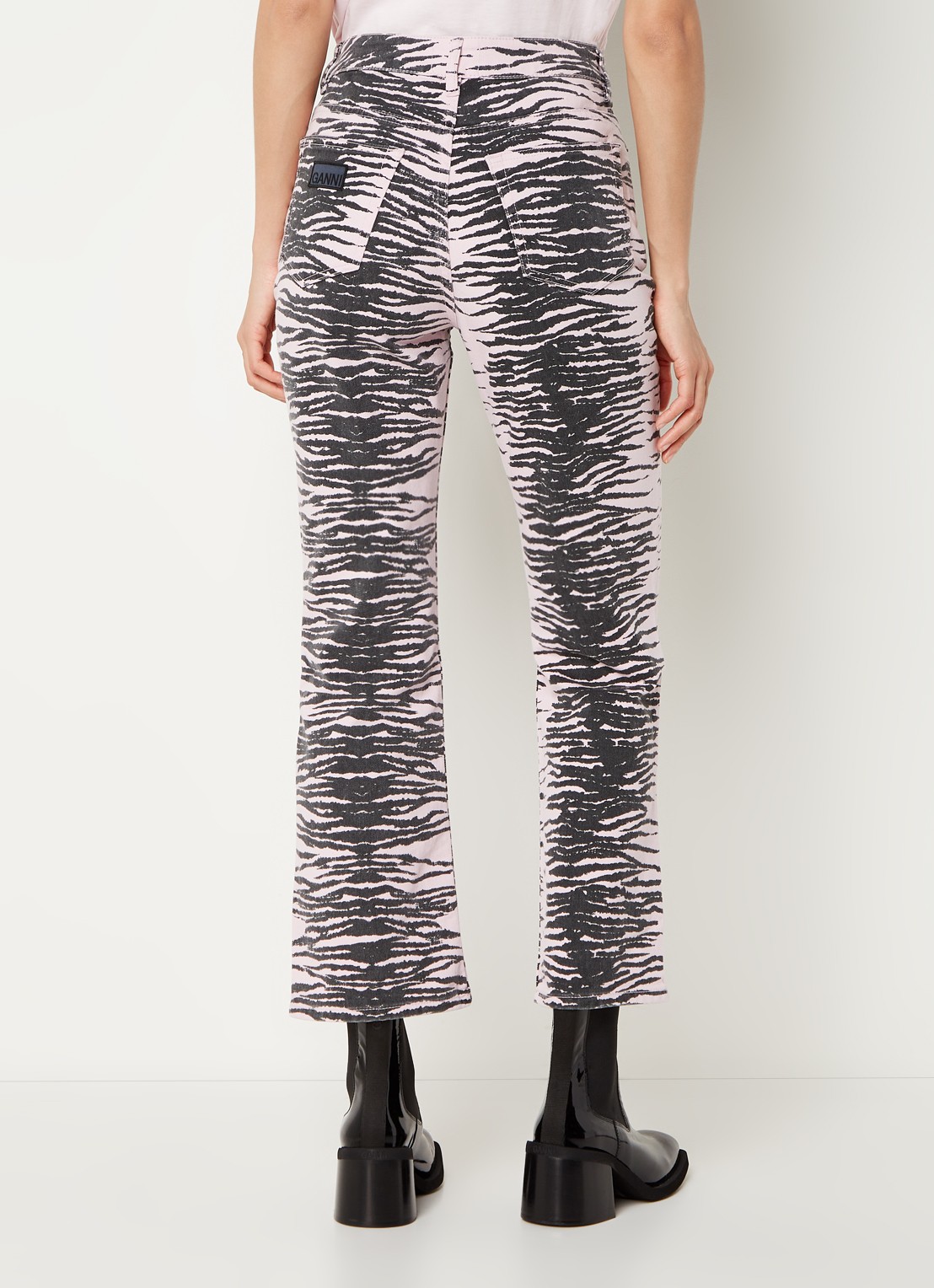 Ganni Betzy high waist bootcut cropped jeans met zebraprint  - achterkant lichtroze
