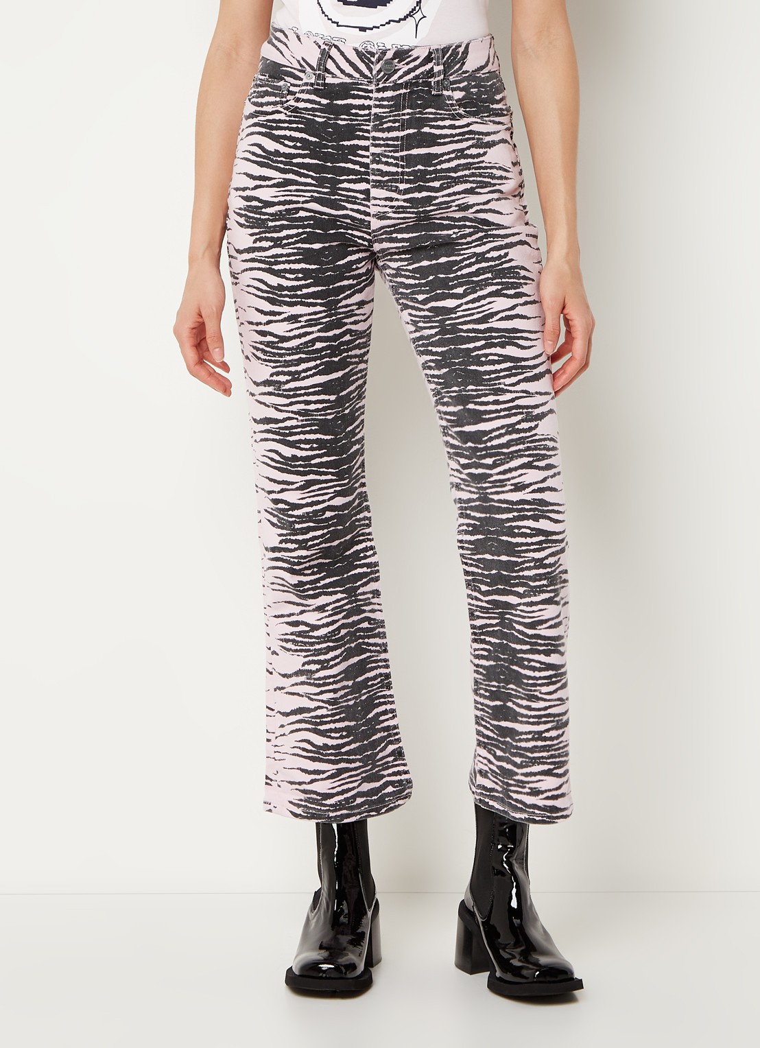 Ganni Betzy high waist bootcut cropped jeans met zebraprint  - detail 2 lichtroze