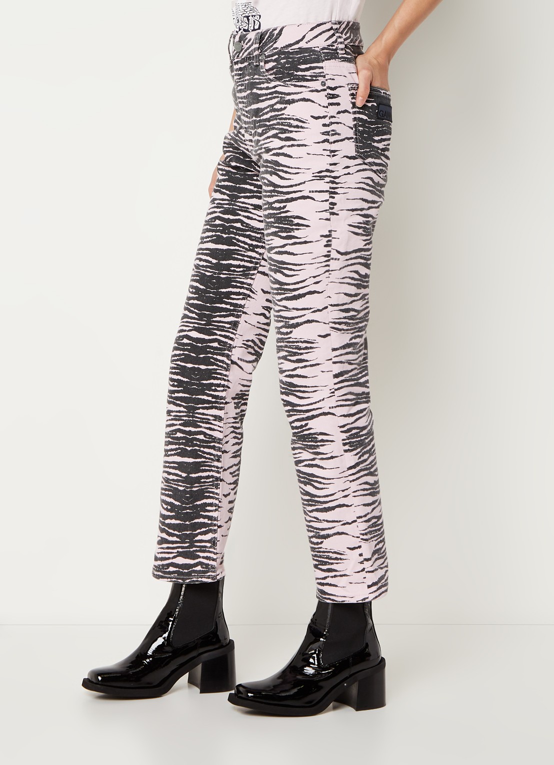 Ganni Betzy high waist bootcut cropped jeans met zebraprint  - detail 3 lichtroze
