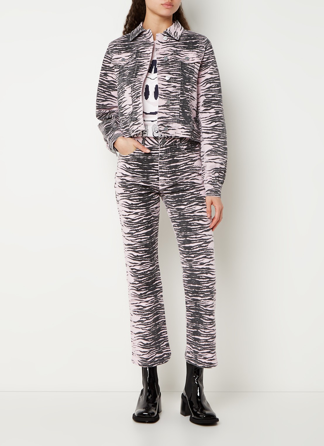 Ganni Betzy high waist bootcut cropped jeans met zebraprint  - voorkant 5 lichtroze