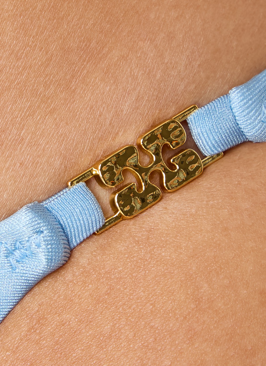 Ganni Bikinislip met glanzende finish - detail 3 lichtblauw