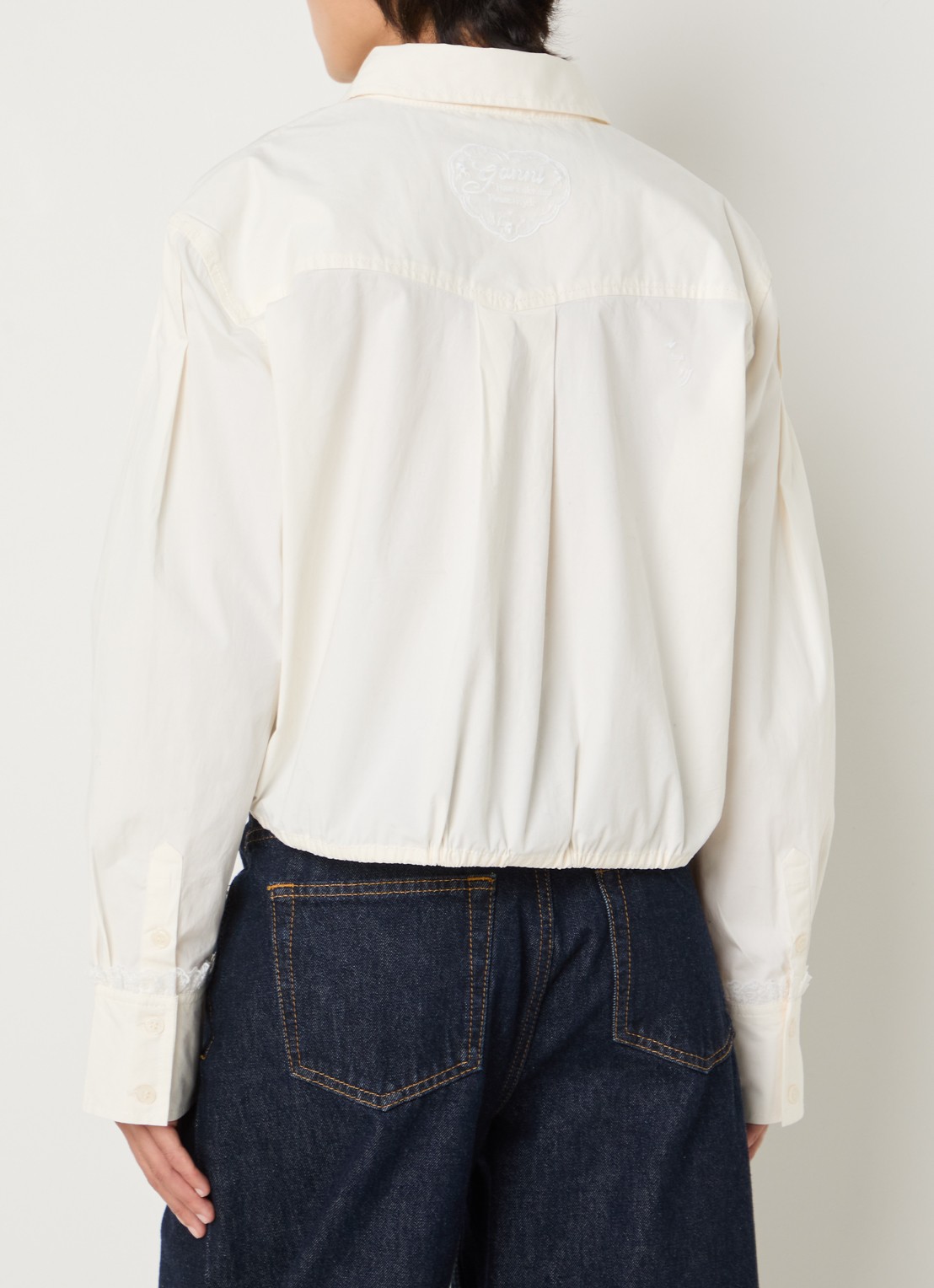 Ganni Cropped blouse met trekkoord en details van kant - achterkant 2 gebroken wit