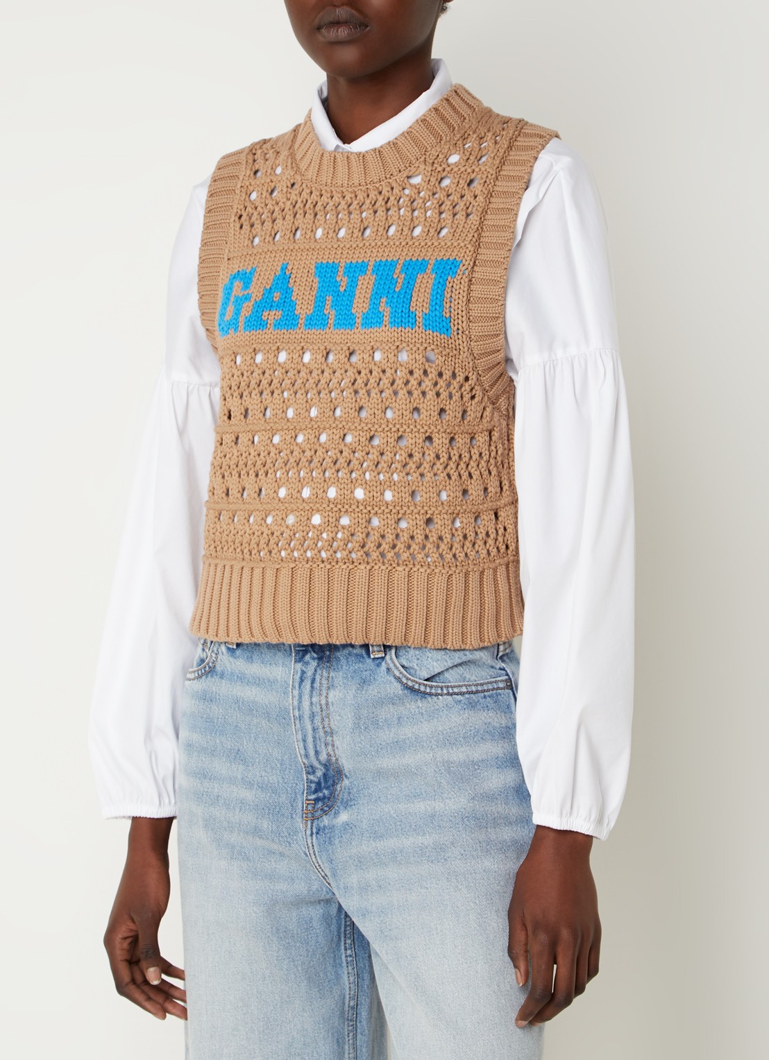 Ganni Grofgebreide spencer in  katoenblend met ingebreid logo - detail camel