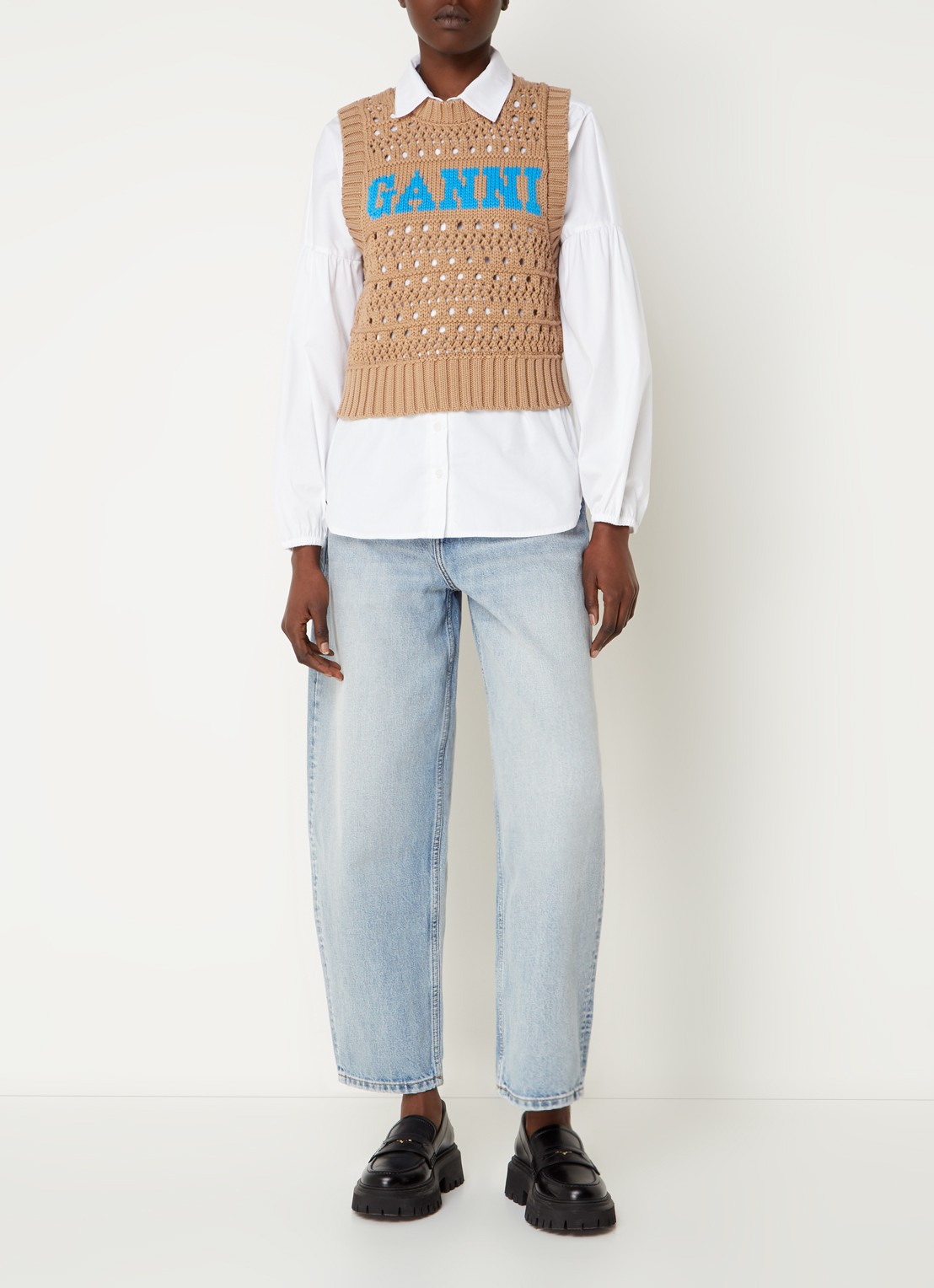 Ganni Grofgebreide spencer in  katoenblend met ingebreid logo - voorkant 3 camel