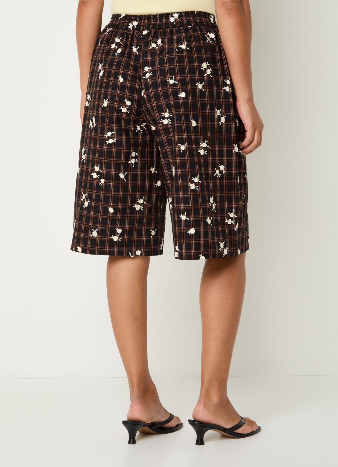 Ganni High waist wide fit korte broek met bloemborduring - achterkant bruin