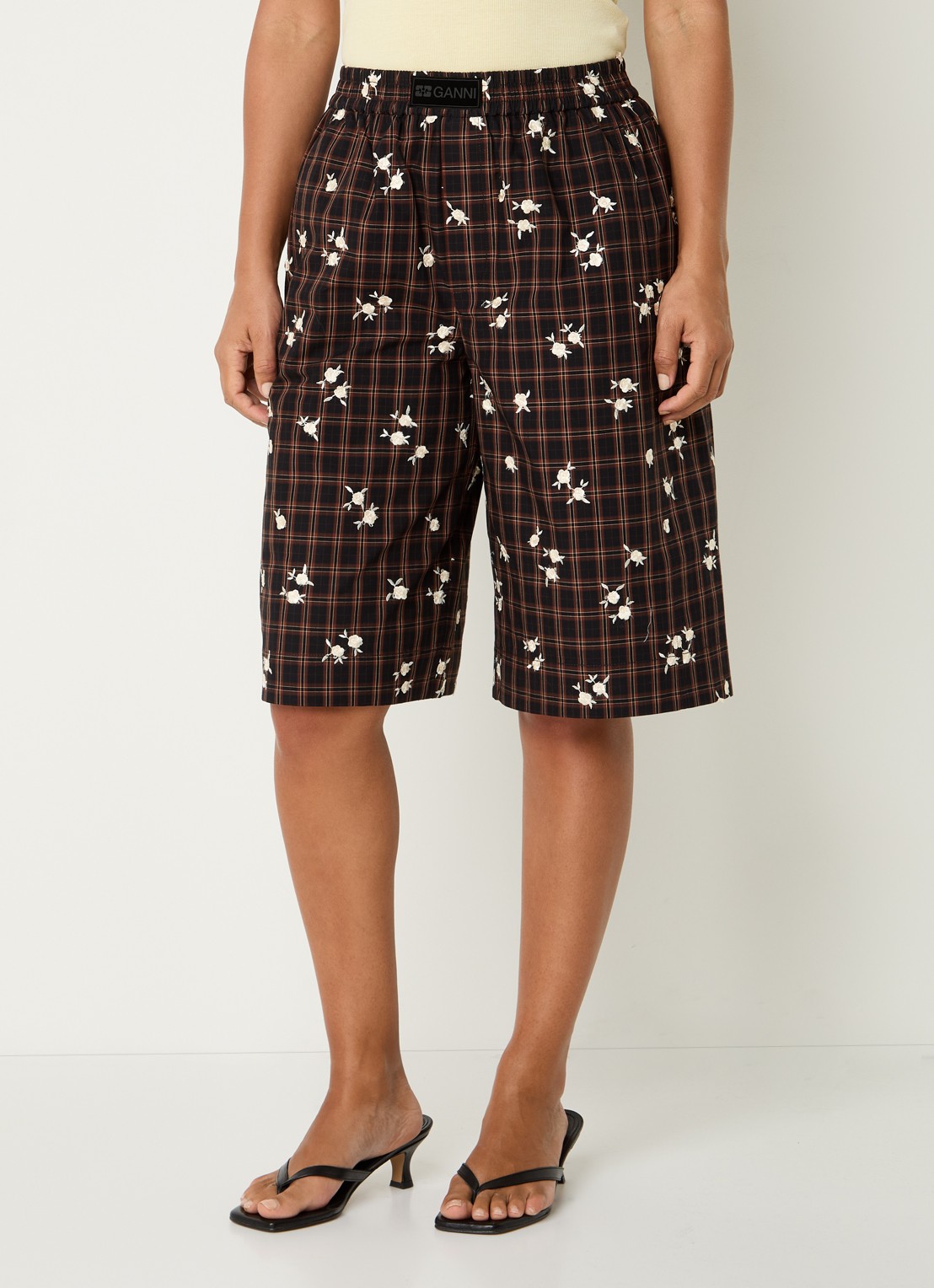Ganni High waist wide fit korte broek met bloemborduring - detail 2 bruin
