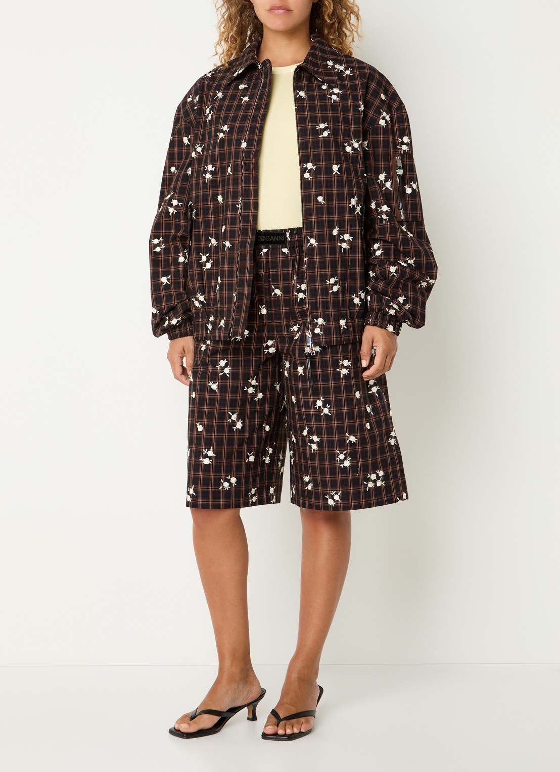 Ganni High waist wide fit korte broek met bloemborduring - voorkant 4 bruin
