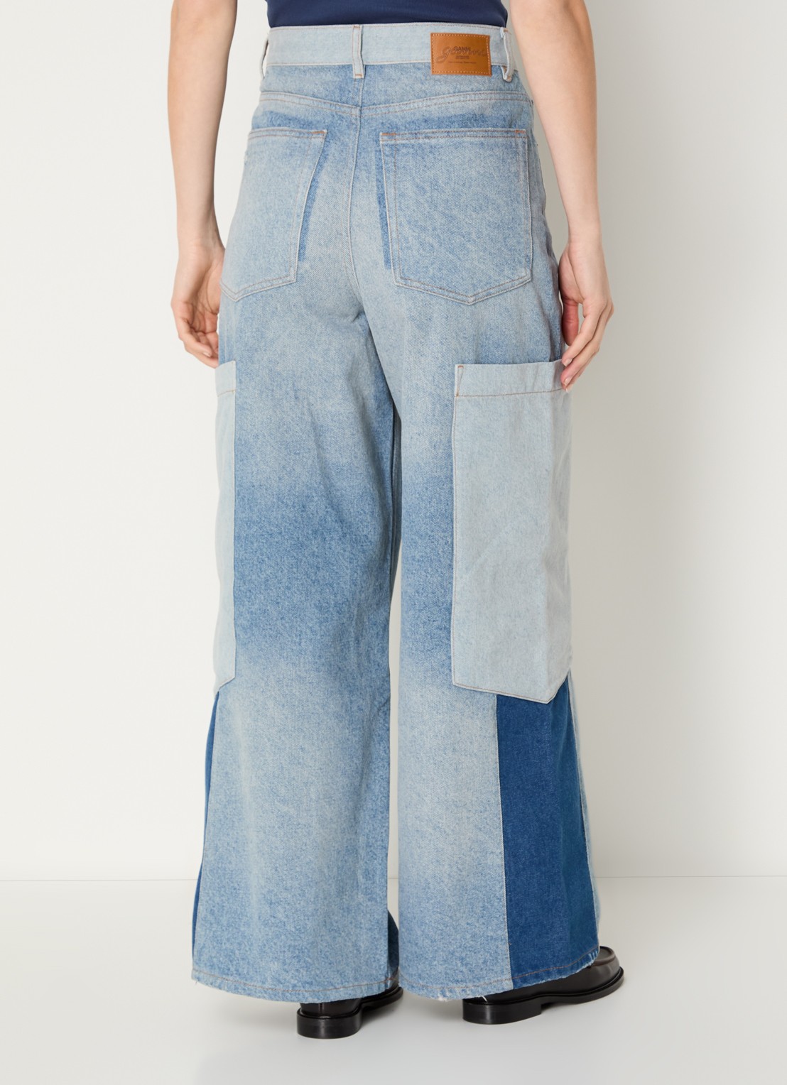 Ganni High waist wide leg jeans met opgestikte zakken - achterkant indigo