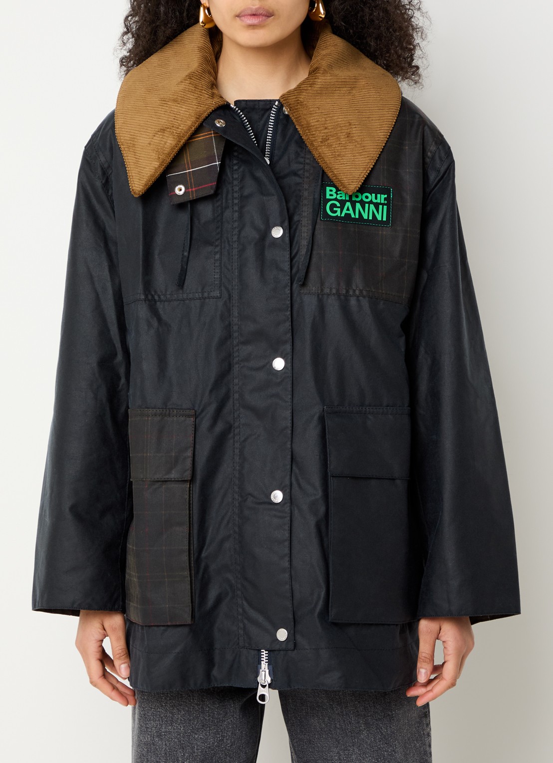 Ganni Jack met ruitdessin en klepzak - detail donkerblauw