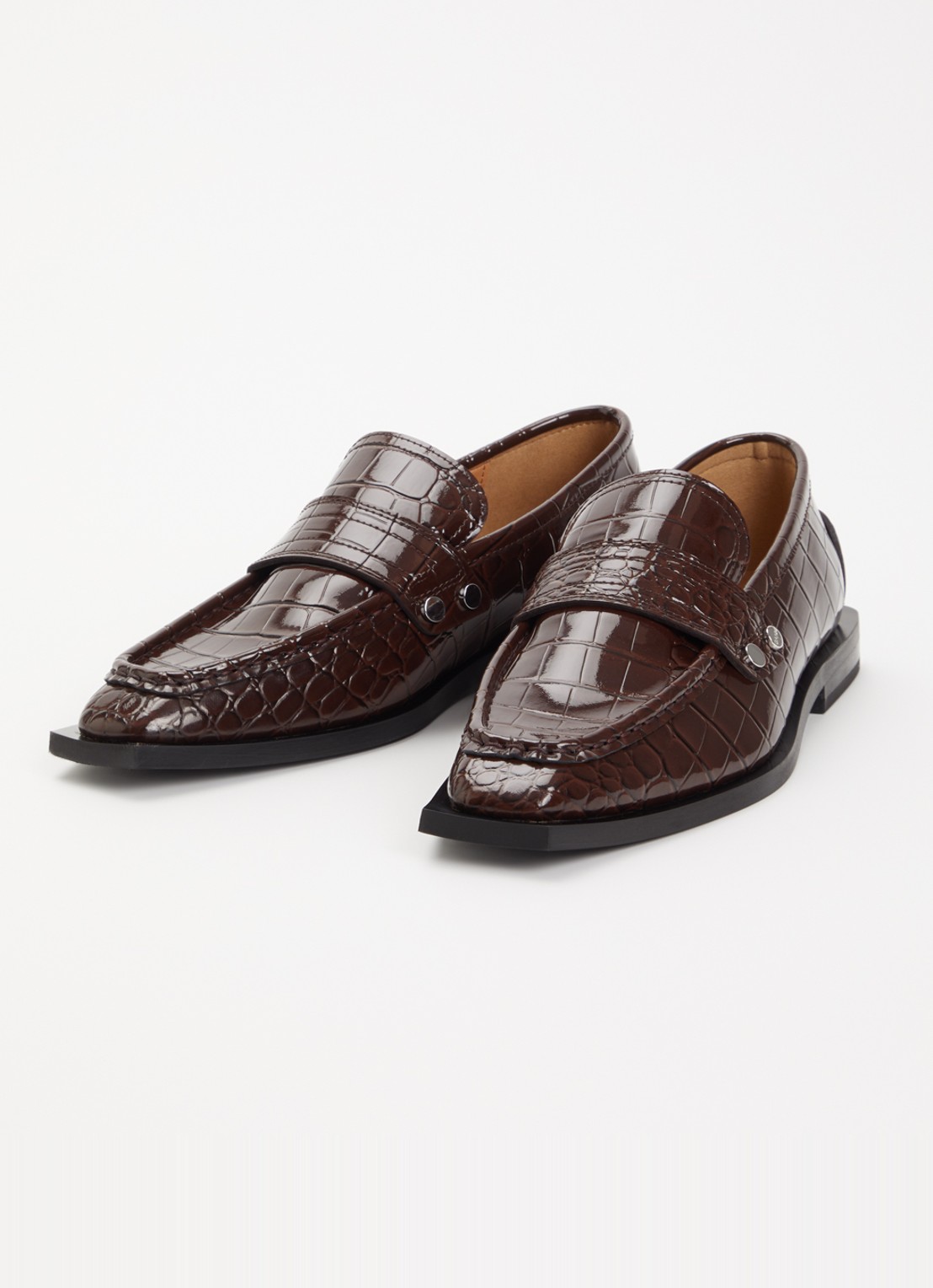 Ganni Loafer met crocostructuur en lakfinish - detail 3 kastanjebruin