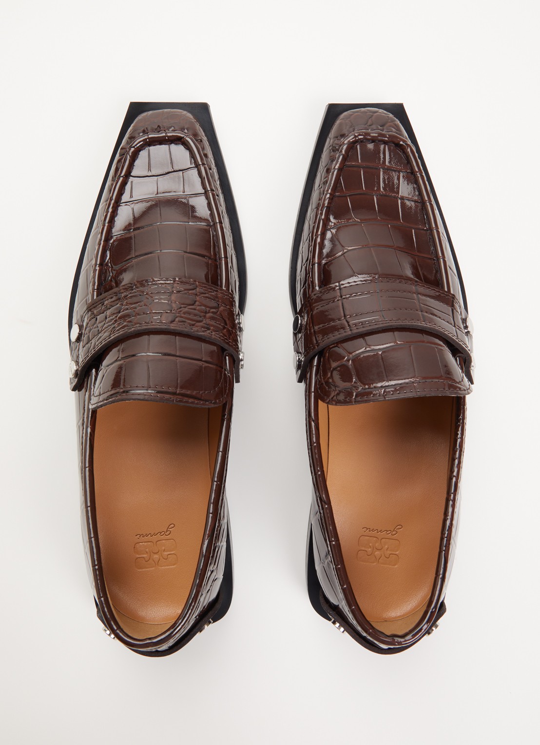 Ganni Loafer met crocostructuur en lakfinish - detail 4 kastanjebruin