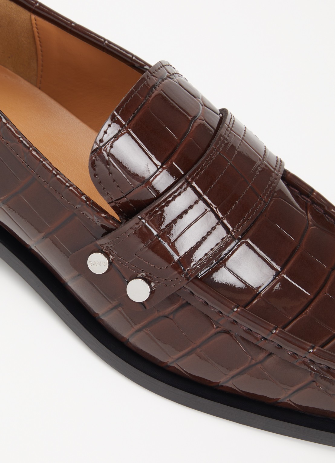 Ganni Loafer met crocostructuur en lakfinish - detail 6 kastanjebruin