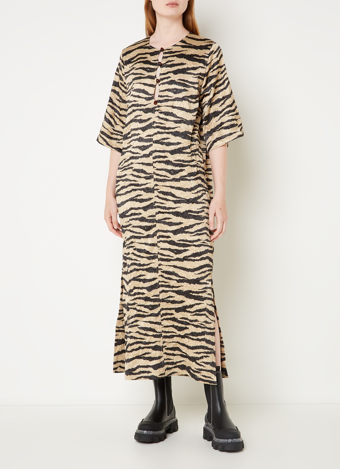 Ganni Maxi blousejurk met tijgerprint en structuur - voorkant 2 donkerbeige