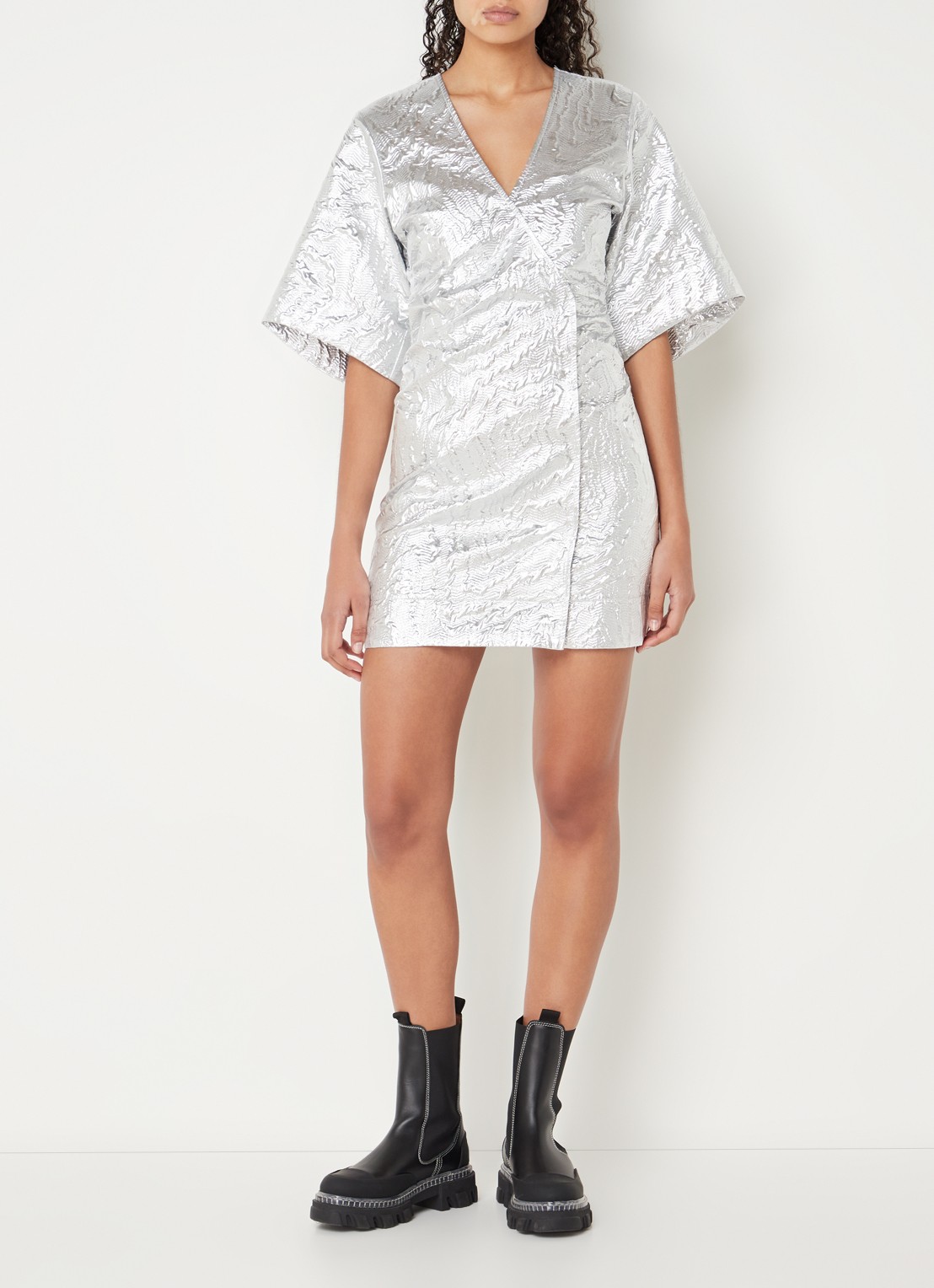 Ganni Mini wikkeljurk met metallic finish en structuur - voorkant 3 zilver