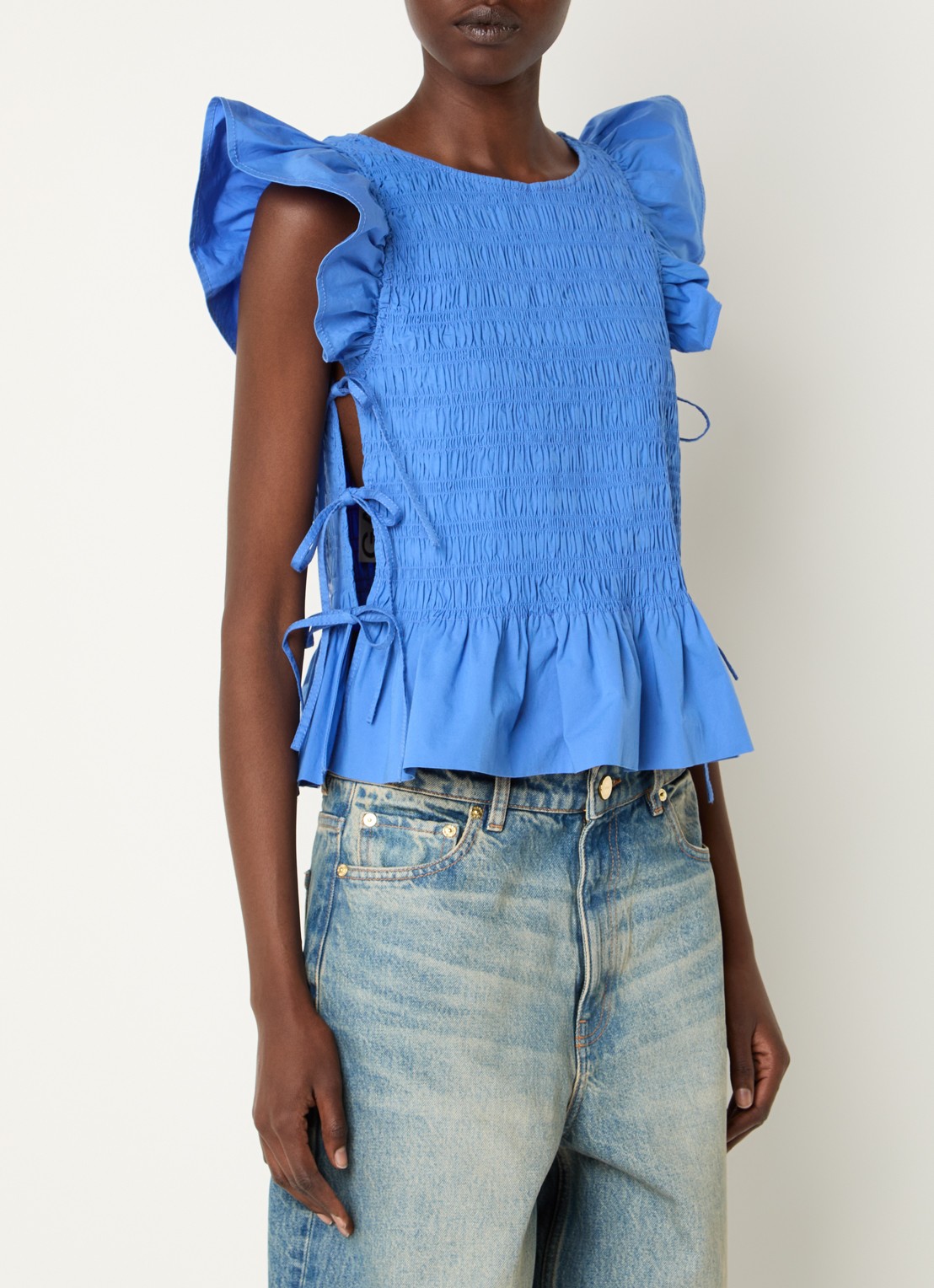 Ganni Mouwloze top met smockwerk en gestrikt detail - detail 3 blauw