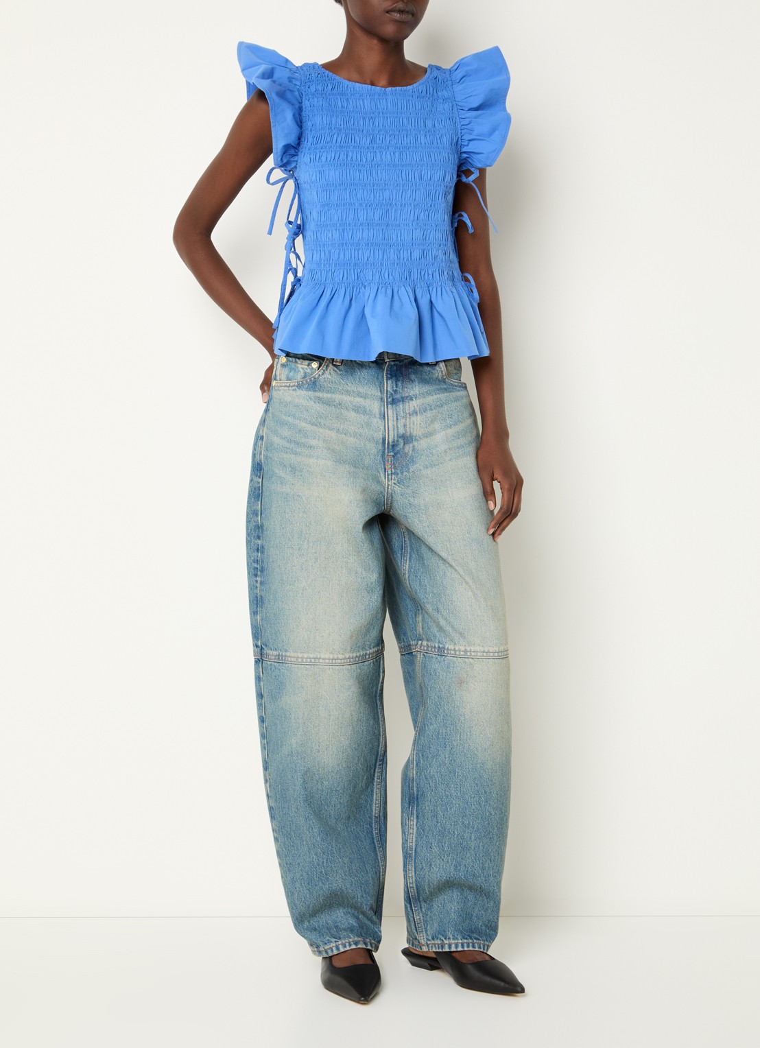 Ganni Mouwloze top met smockwerk en gestrikt detail - voorkant 2 blauw