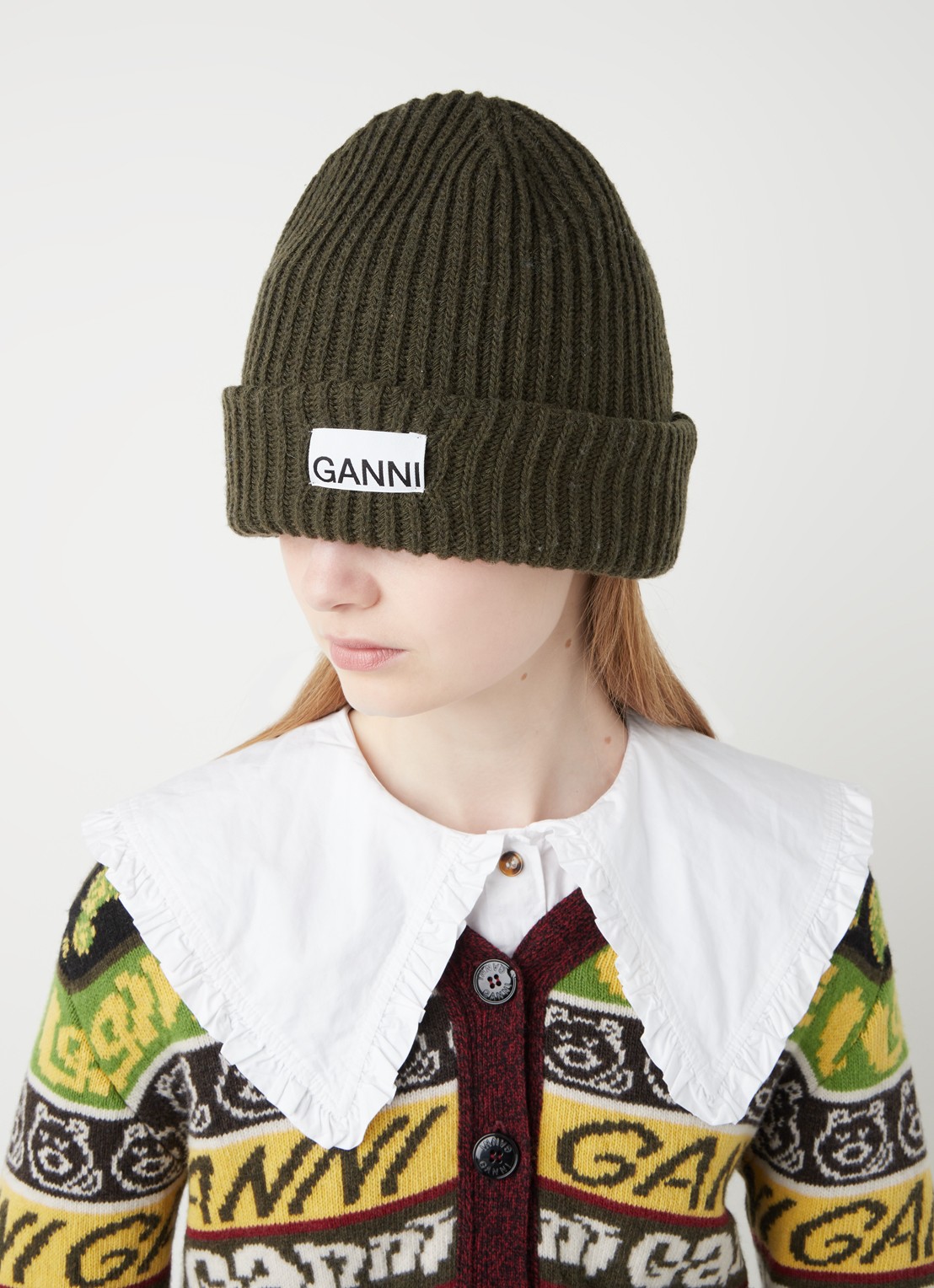Ganni Muts in wolblend met logo - voorkant 2 groen