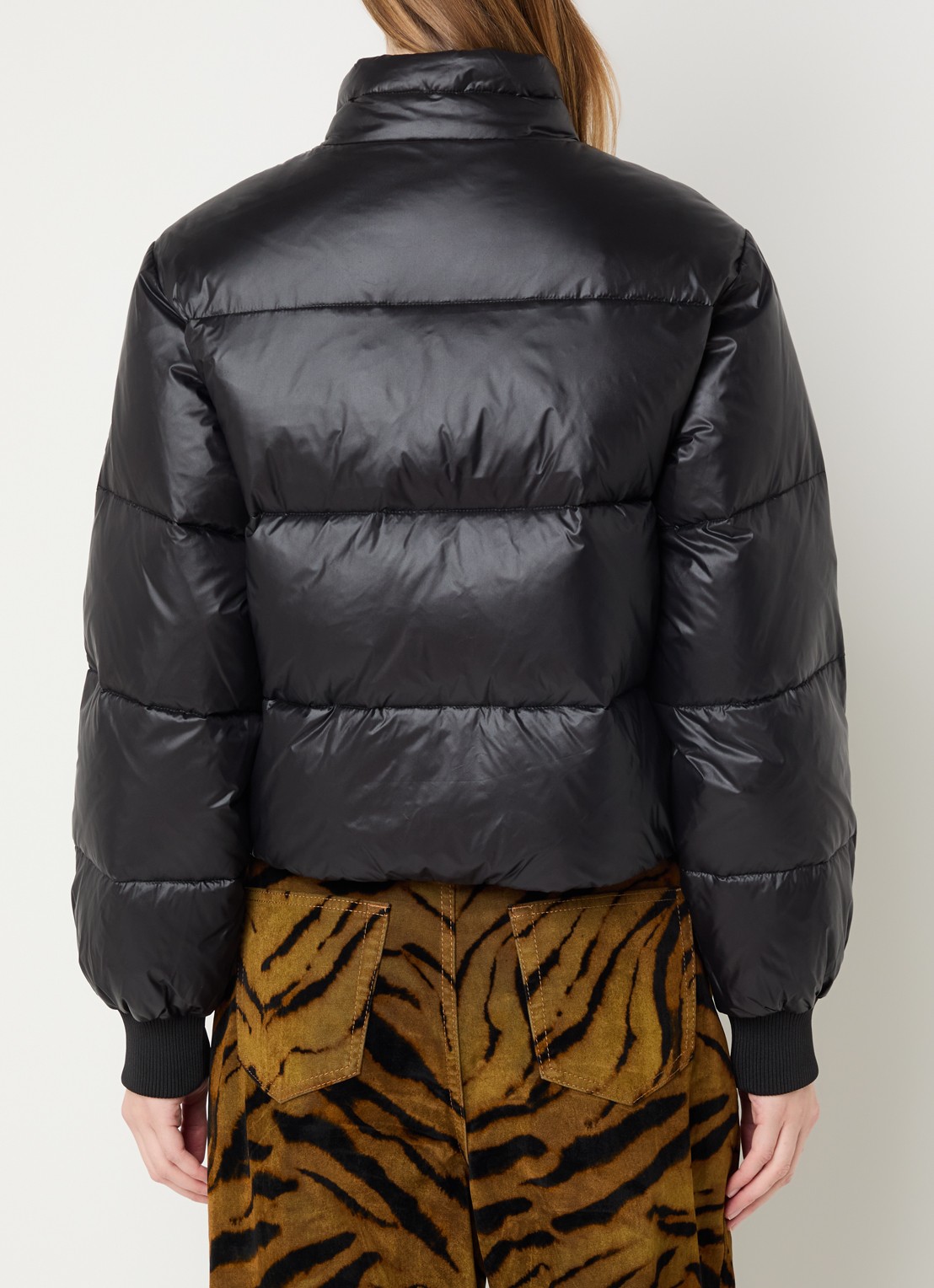 Ganni Puffer jack met donsvulling en glanzende finish - achterkant zwart