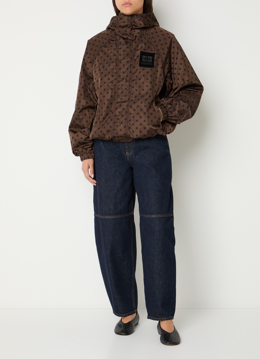 Ganni Regenjack met stippenprint - voorkant 2 bruin